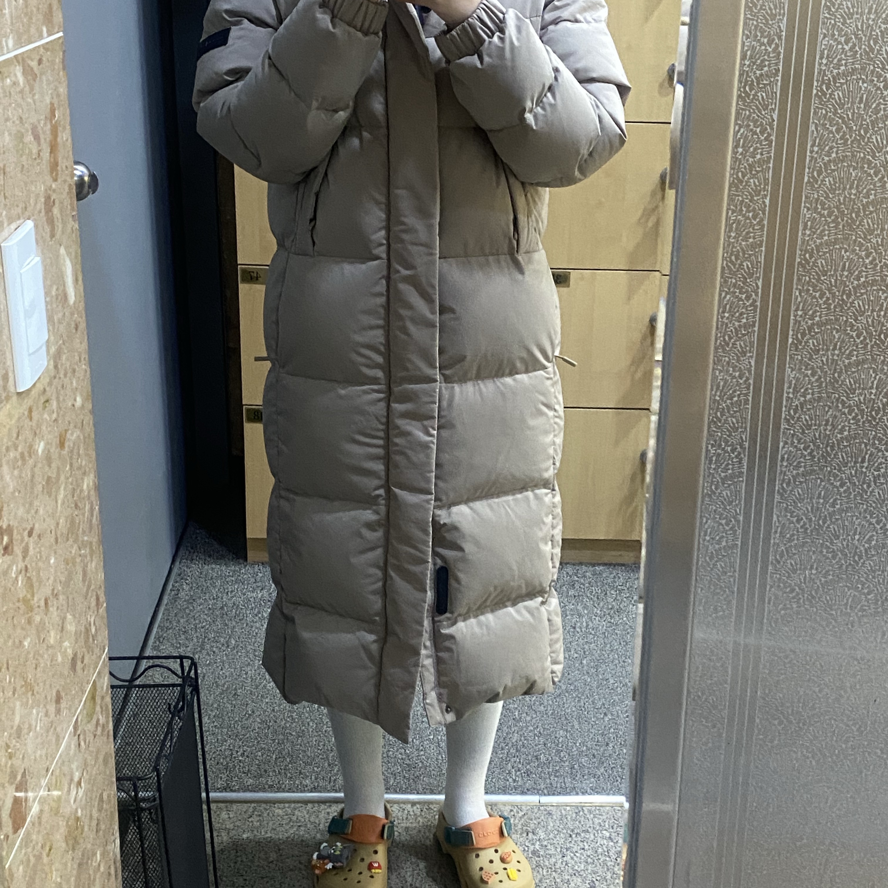 Crocs All Terrain Clog Chai Multi 착용 스타일