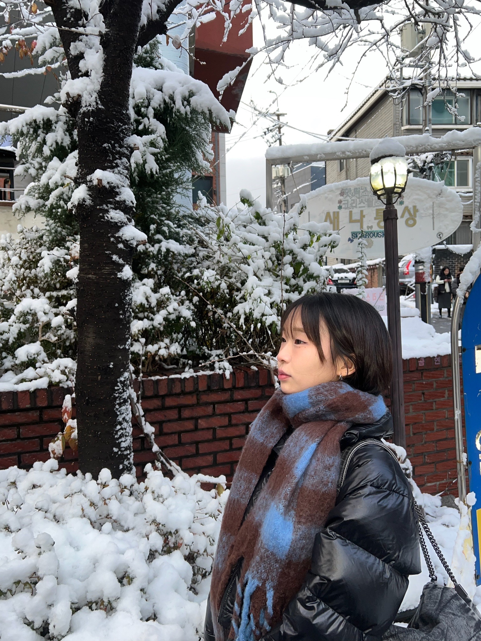 (W) The North Face Nuptse Short Jacket Black, Zara Rock Flap Shoulder Bag Denim Blue 착용 스타일 - 2
