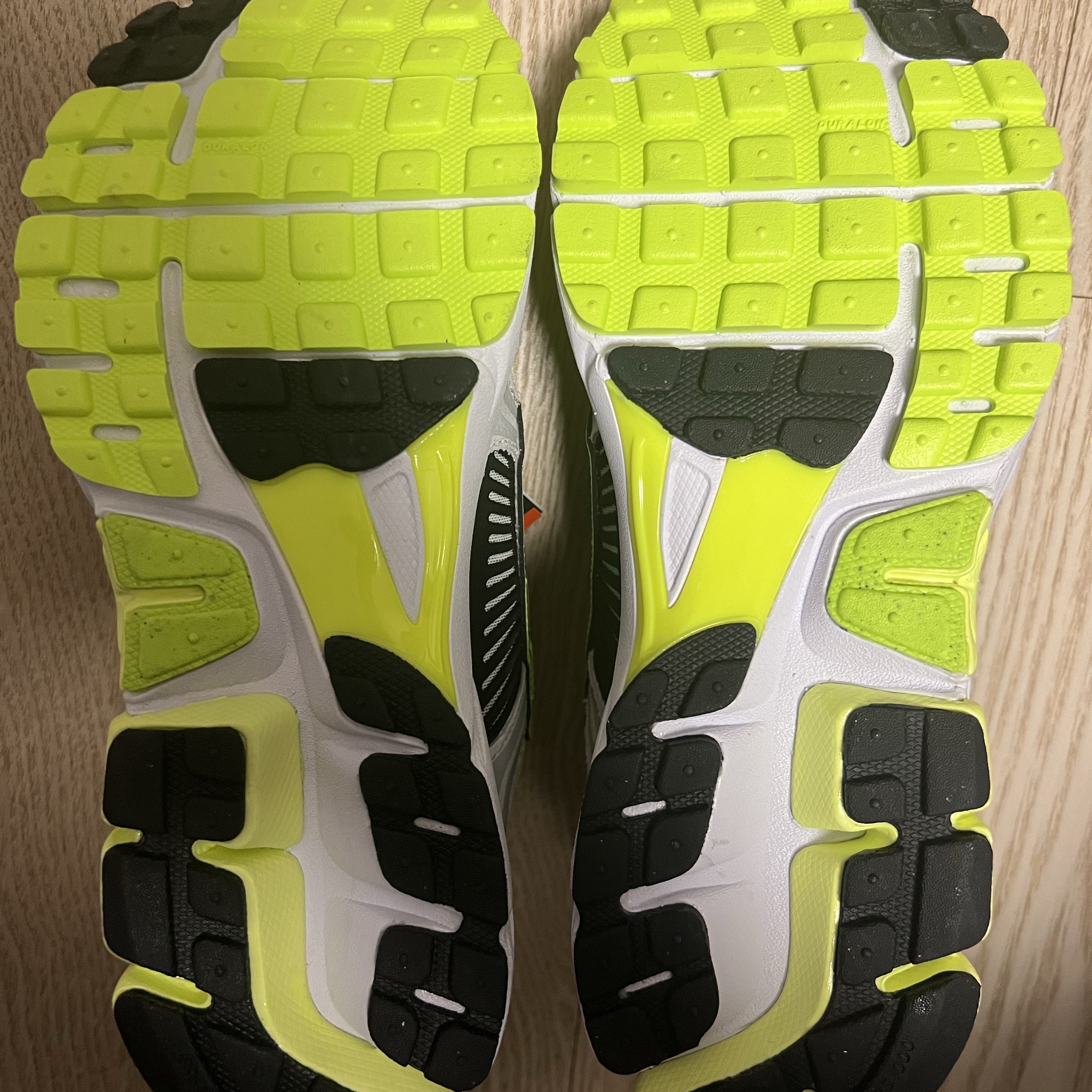Nike Zoom Vomero 5 Volt Metallic Platinum 착용 스타일 - 2
