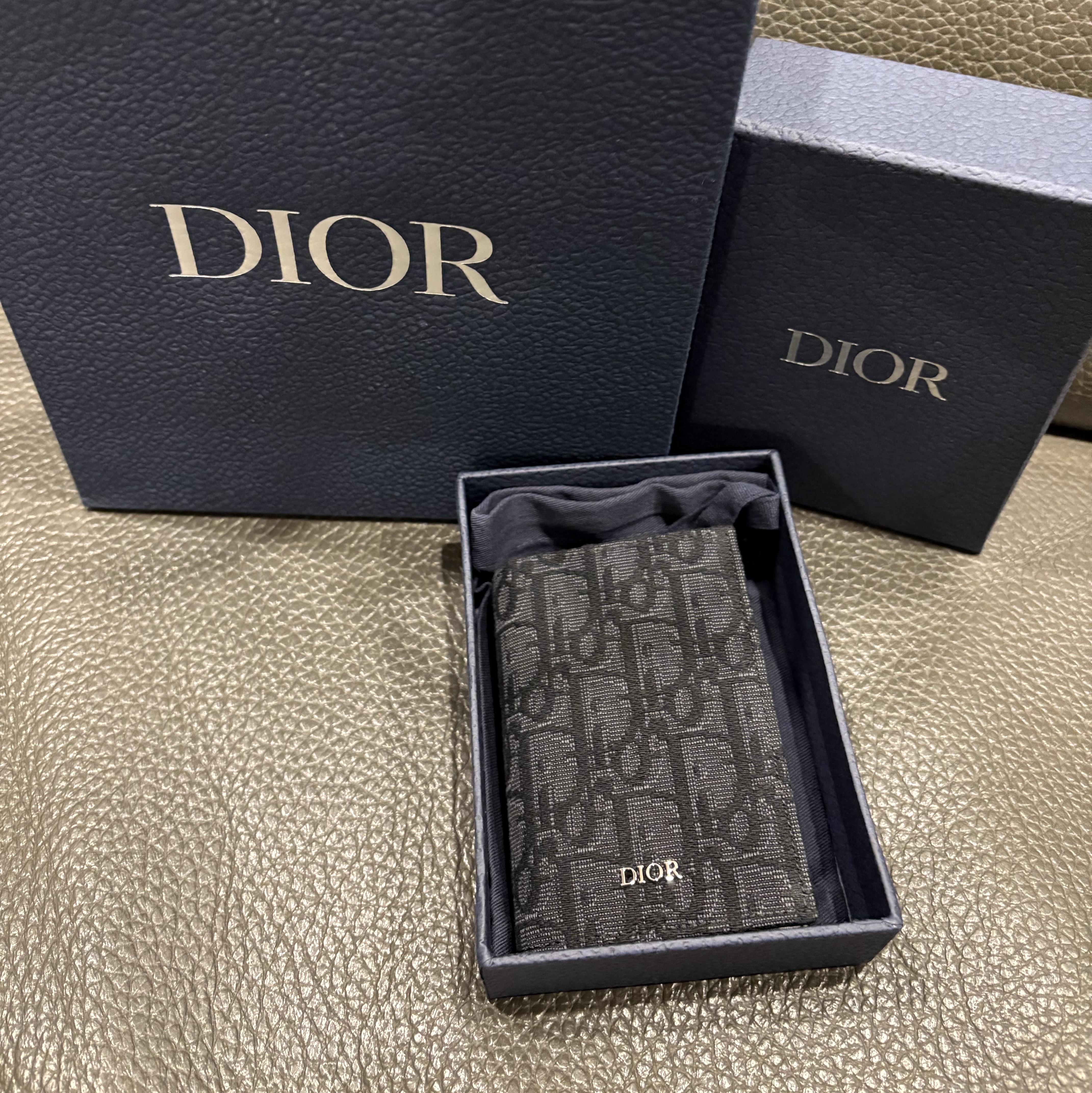 Dior Bi-Fold Card Holder Black Dior Oblique Jacquard, Dior Bi-Fold Card Holder Beige & Black Dior Oblique Jacquard 착용 스타일 - 1