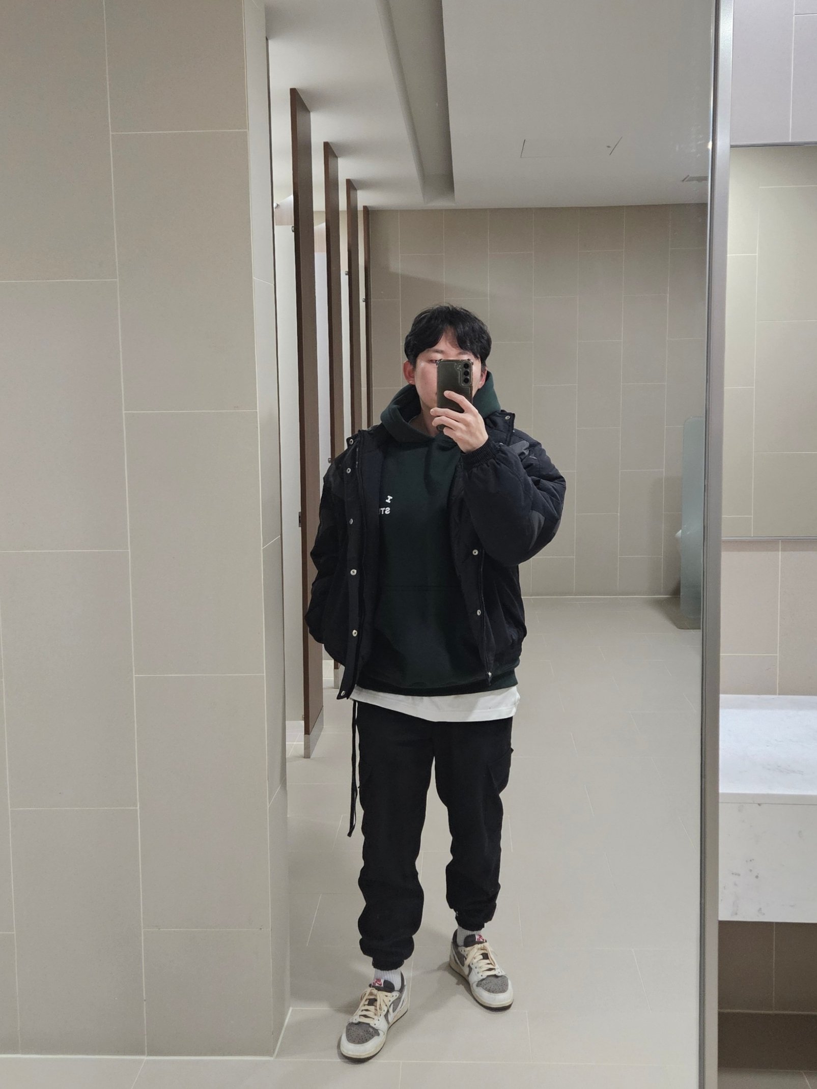 Supreme Wildcat Sideline Puffer Jacket Black - 23FW, IAB Studio Hoodie Deep Green 착용 스타일 - 2