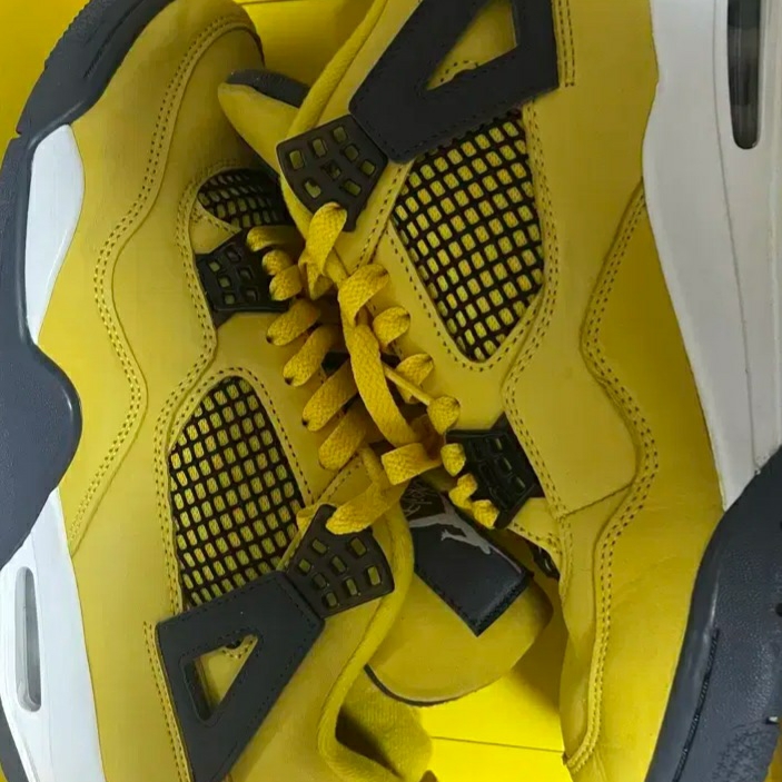 Jordan 4 Retro Tour Yellow 착용 스타일