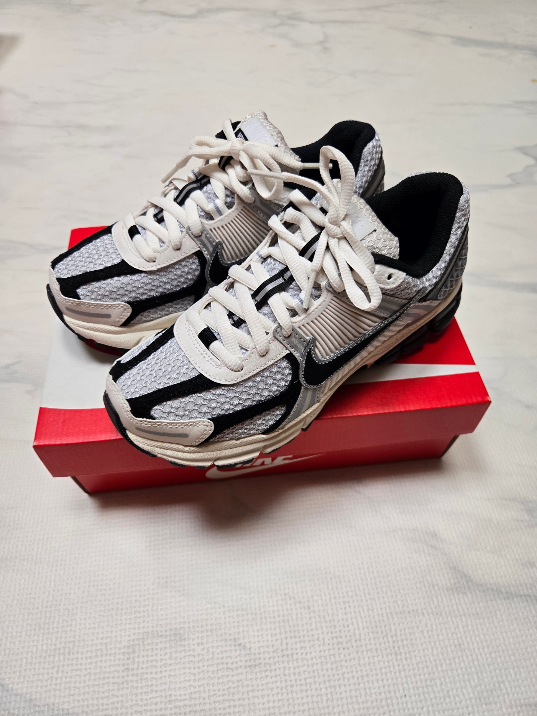 (W) Nike Zoom Vomero 5 Photon Dust Phantom 착용 스타일 - 1