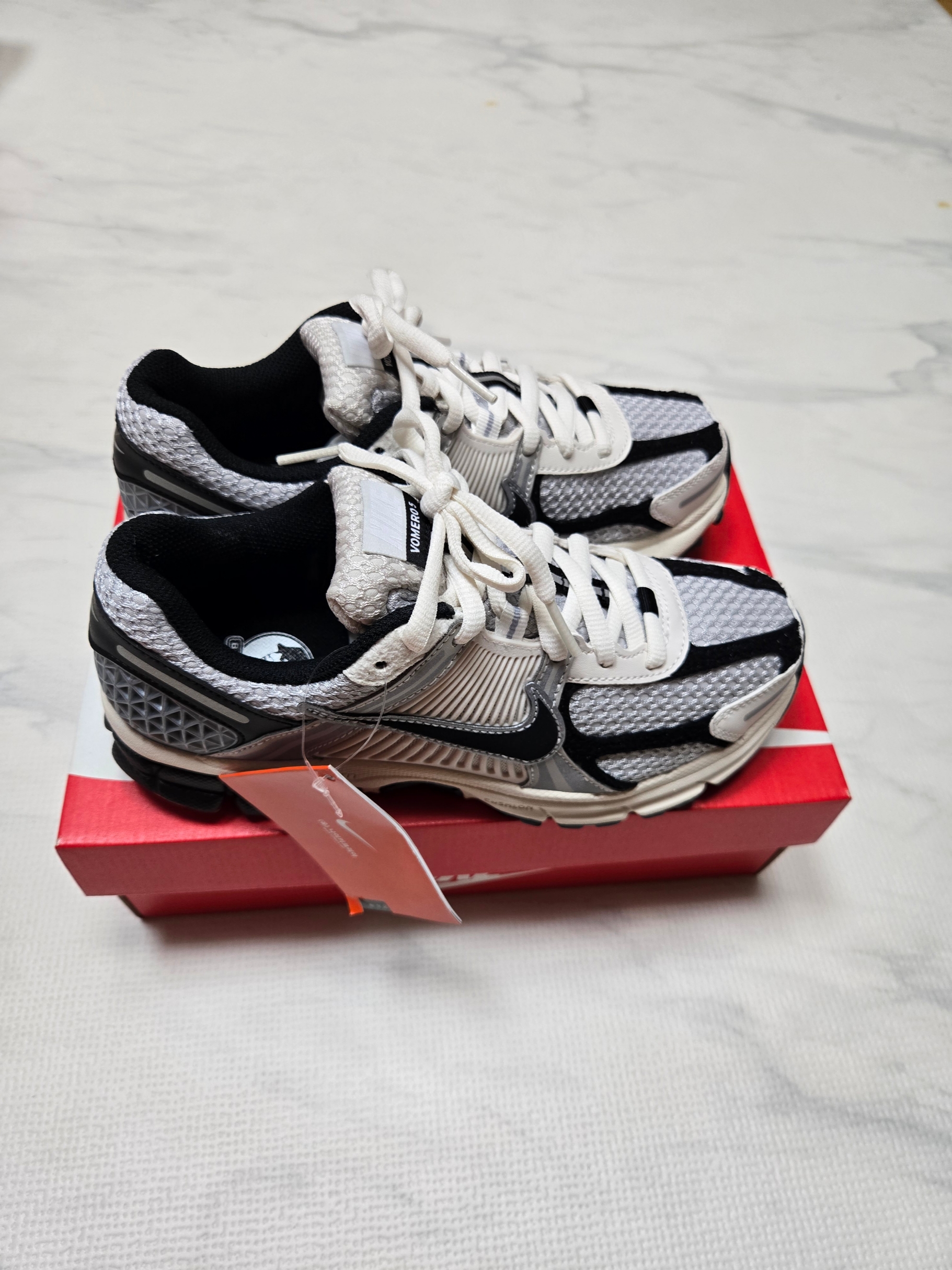 (W) Nike Zoom Vomero 5 Photon Dust Phantom 착용 스타일 - 2