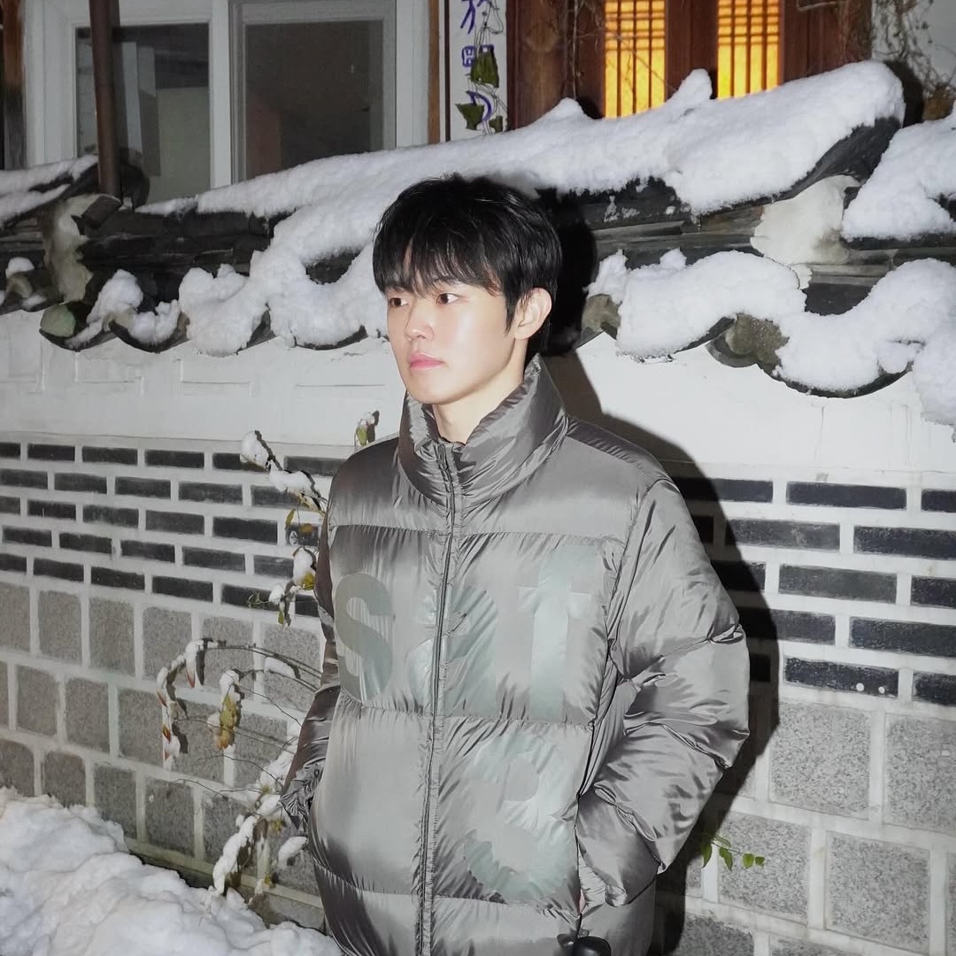 [KREAM 단독] Safarispot Basic Safari Down Jacket Black, [KREAM 단독] Safarispot Basic Safari Down Jacket White 착용 스타일