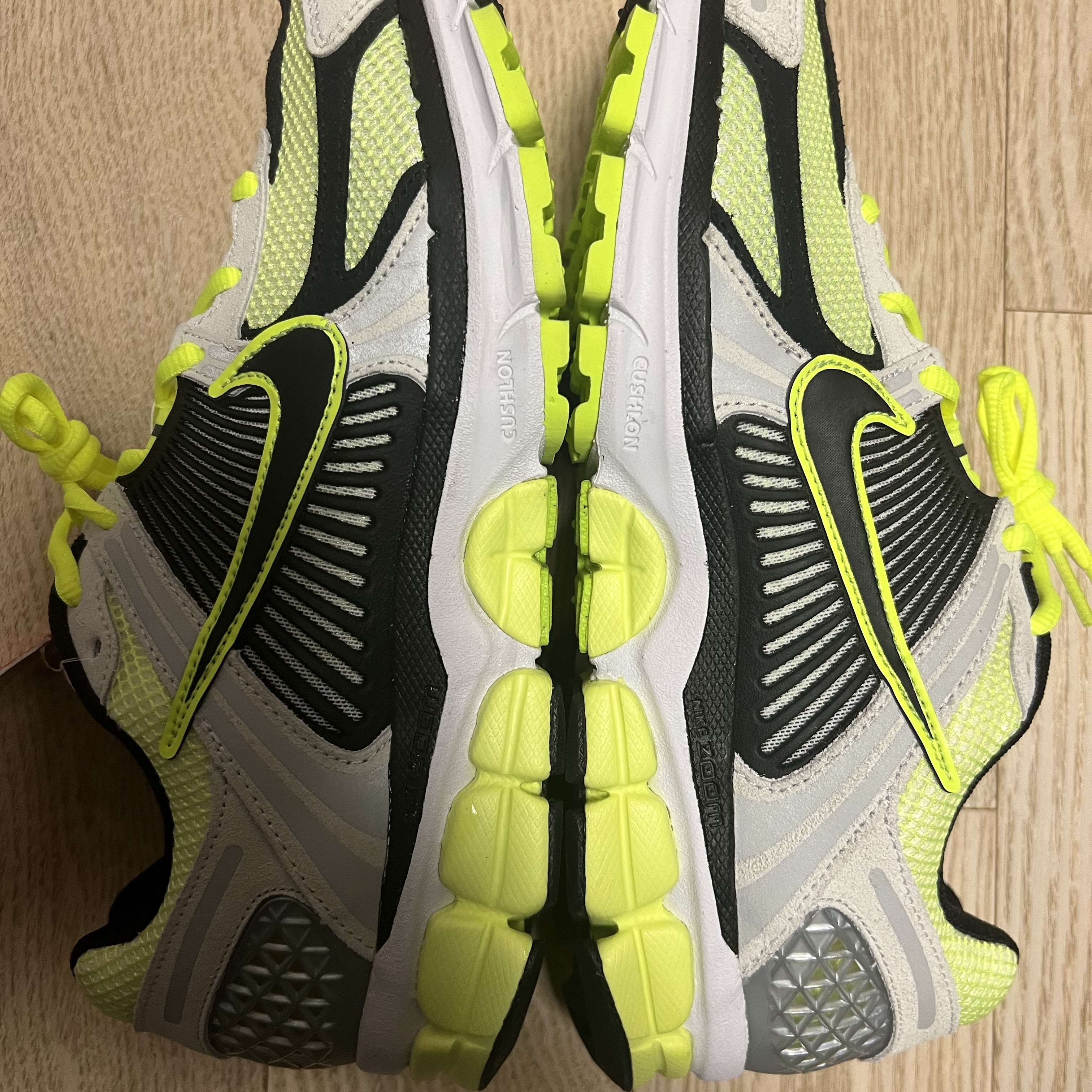 Nike Zoom Vomero 5 Volt Metallic Platinum 착용 스타일 - 1