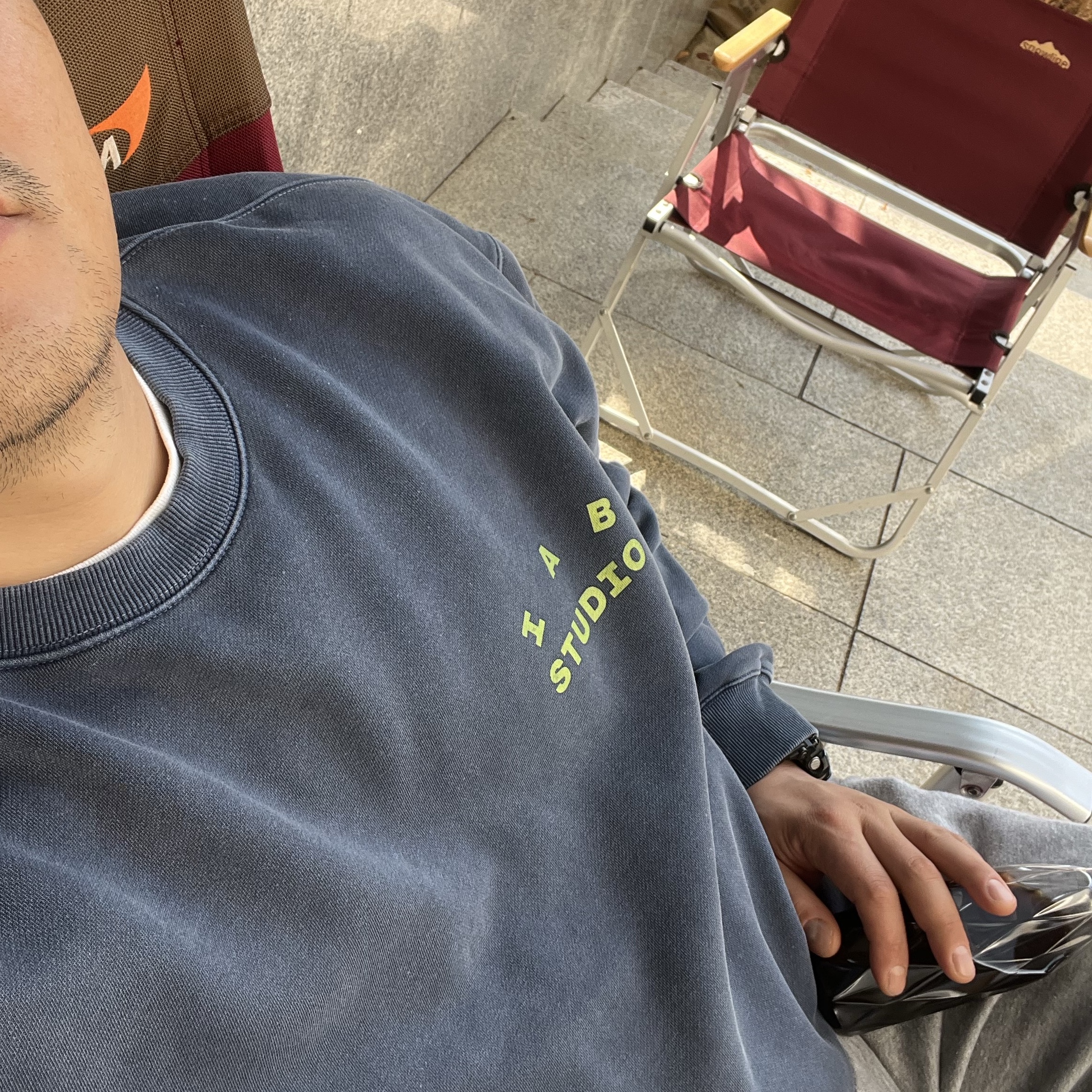 IAB Studio Pigment Sweatshirt Navy 착용 스타일