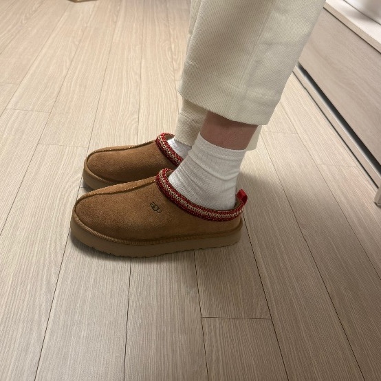 (Kids) UGG Tazz Slipper Chestnut, (W) UGG Tazz Slipper Black 착용 스타일 - 5