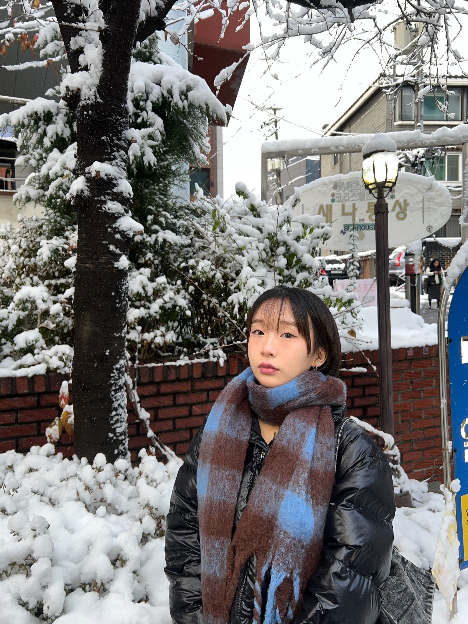 (W) The North Face Nuptse Short Jacket Black, Zara Rock Flap Shoulder Bag Denim Blue 착용 스타일 - 1