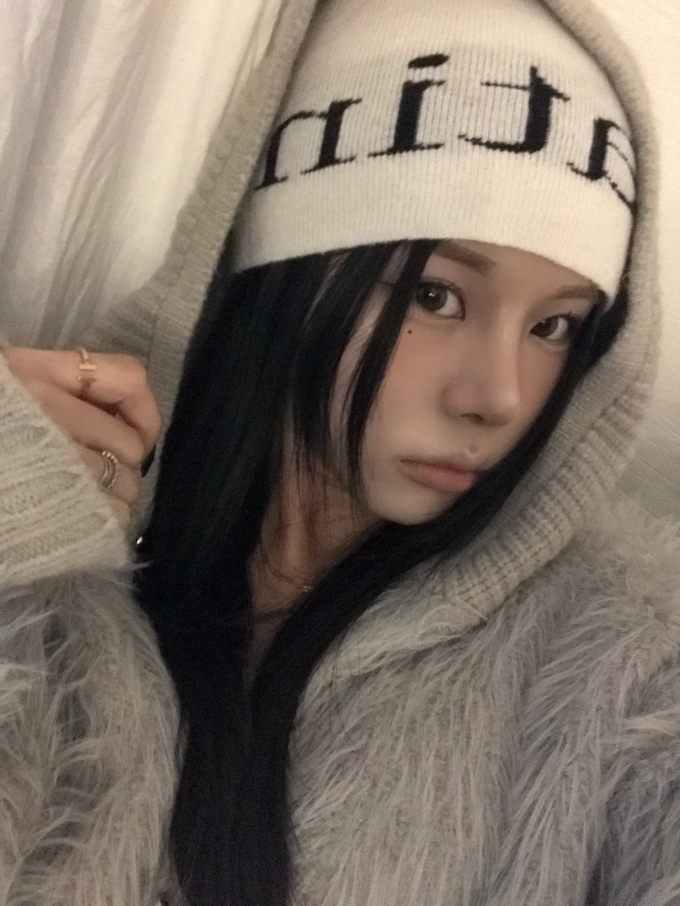Matin Kim Logo Jacquard Short Beanie White 착용 스타일 - 2