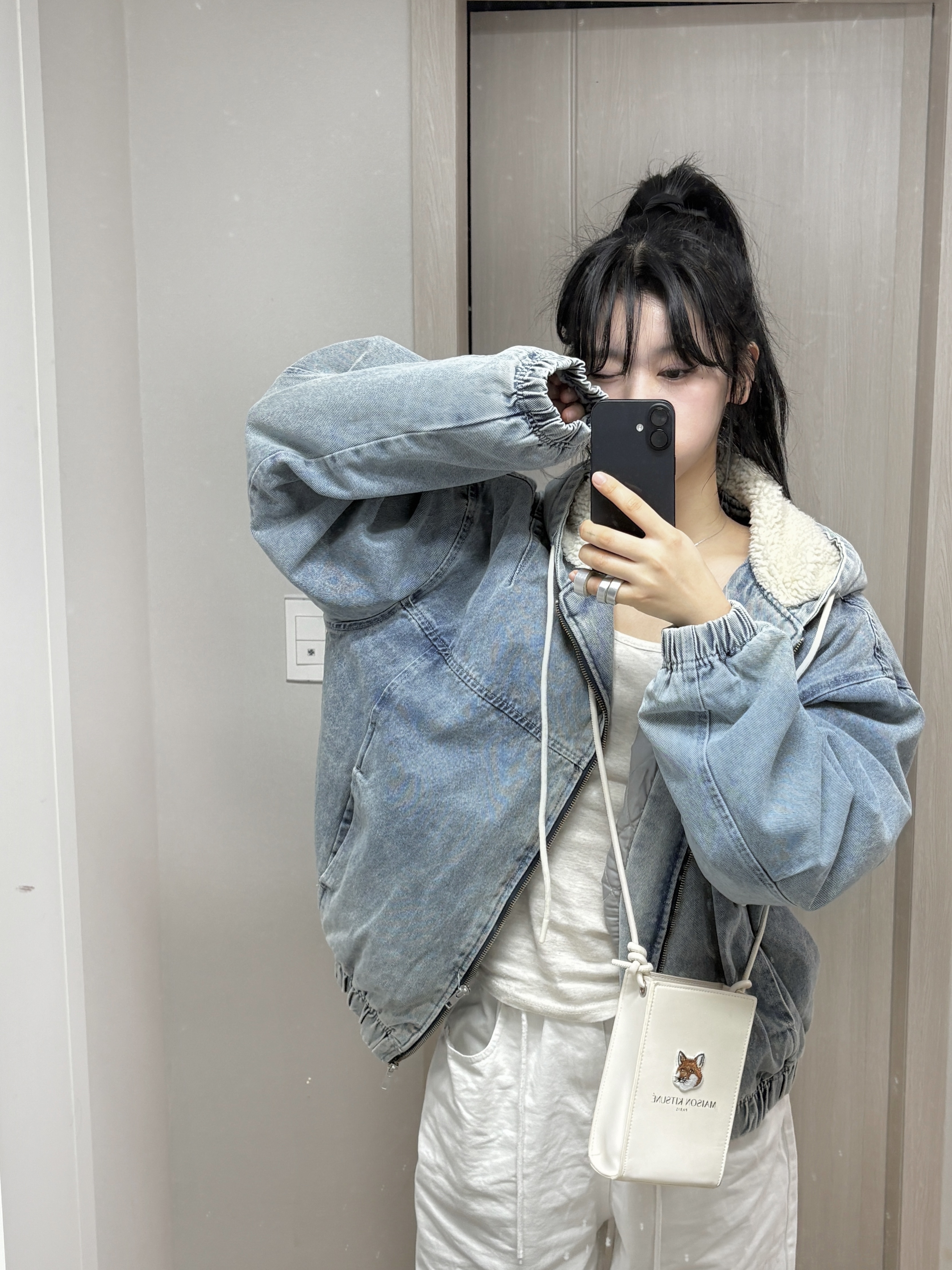 Maison Kitsune x Laneige Crossbody Bag 착용 스타일 - 2
