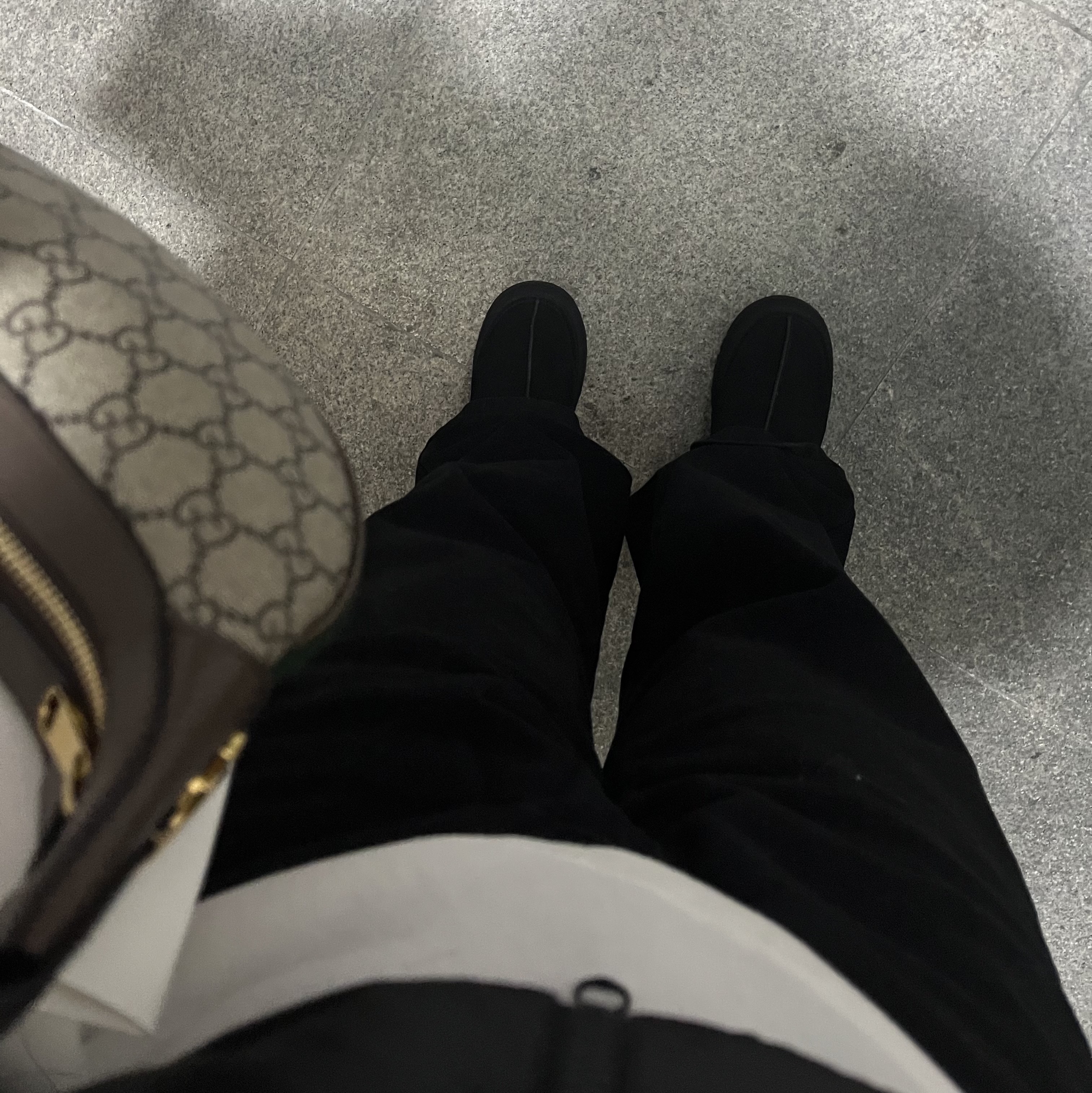 (W) UGG Tazz Slipper Black, Gucci Ophidia GG Mini Bag Beige Ebony 착용 스타일