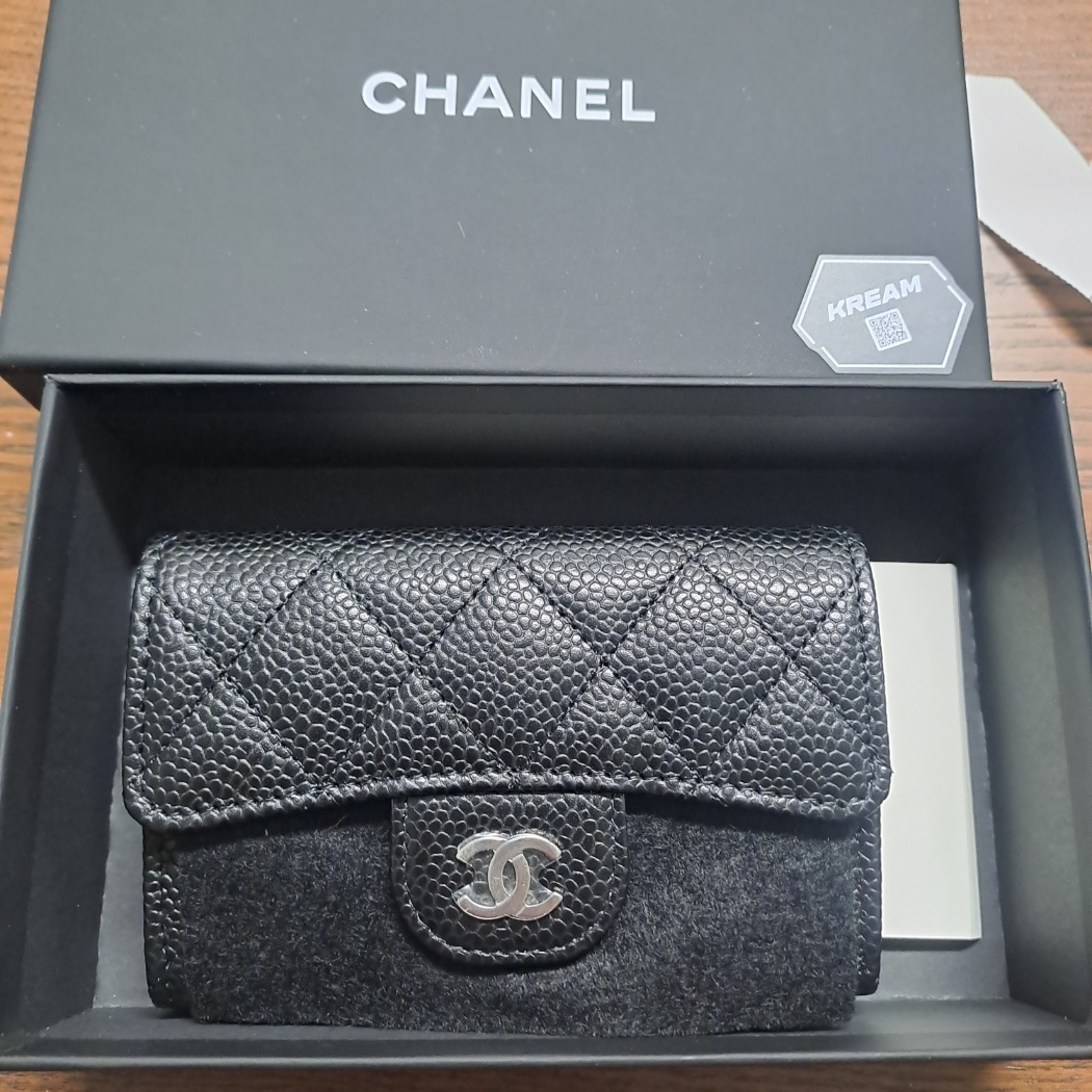 Chanel Classic Card Holder Grained Calfskin & Silver Black 착용 스타일 - 1