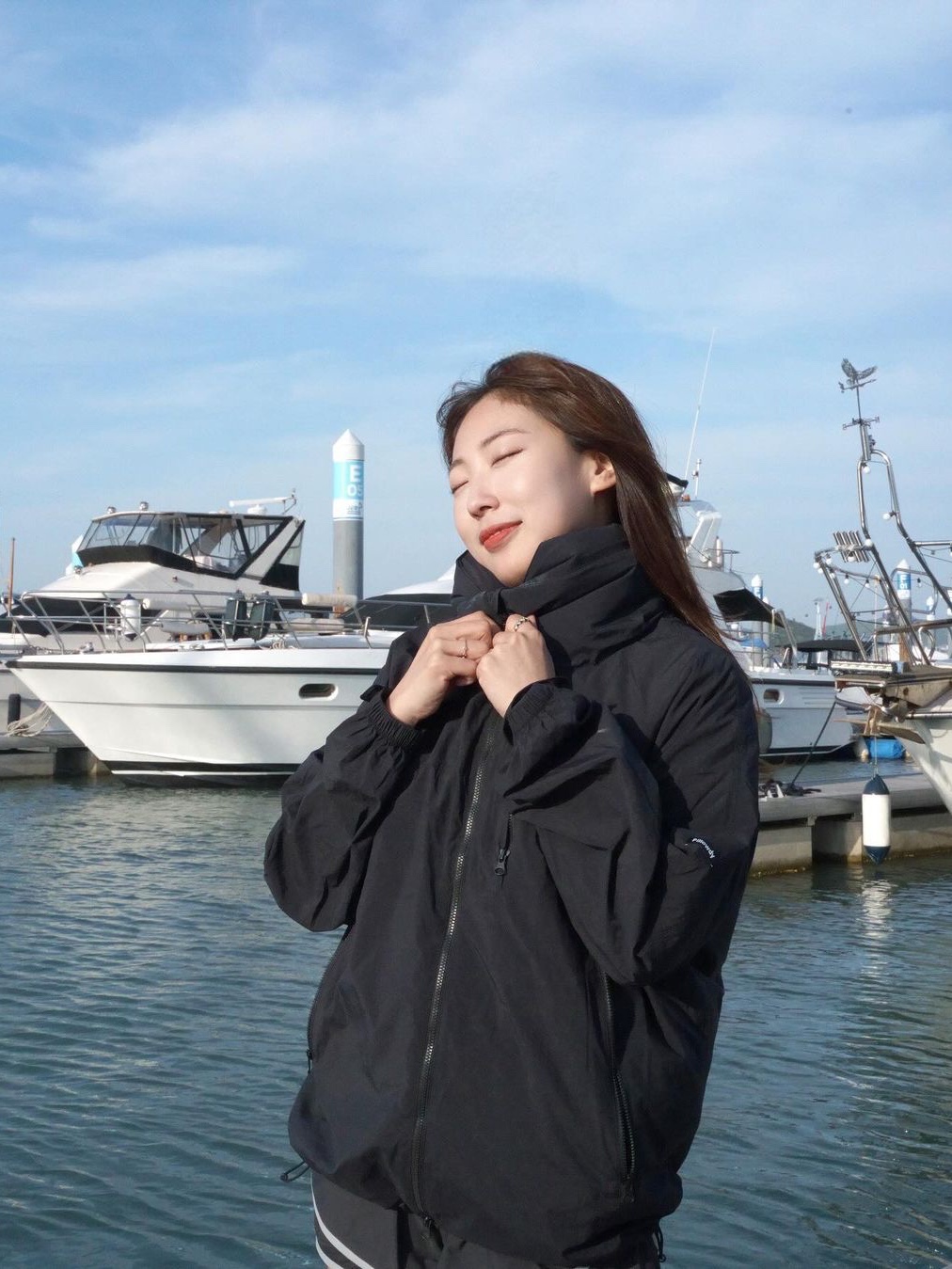 keek Pillowdy Inflatable Collar Windbreaker Black 착용 스타일 - 2