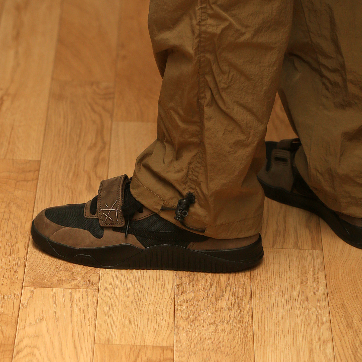 Jordan x Travis Scott Jumpman Jack TR Black and Dark Mocha 착용 스타일 - 2