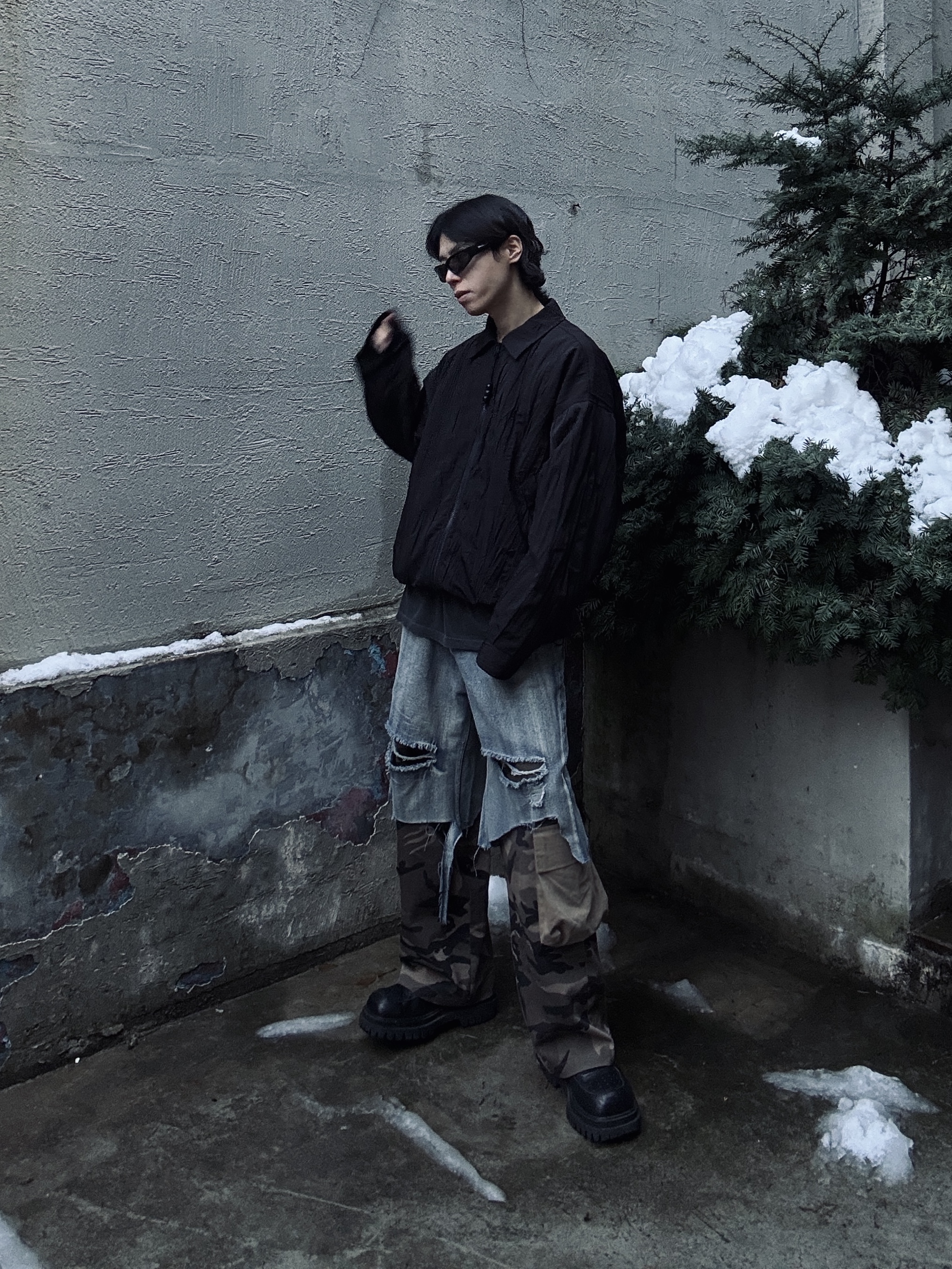 Balenciaga Swift Oval Sunglasses Black, Hysteric Glamour Flame Logo Carabiner Keychain Black 착용 스타일 - 1