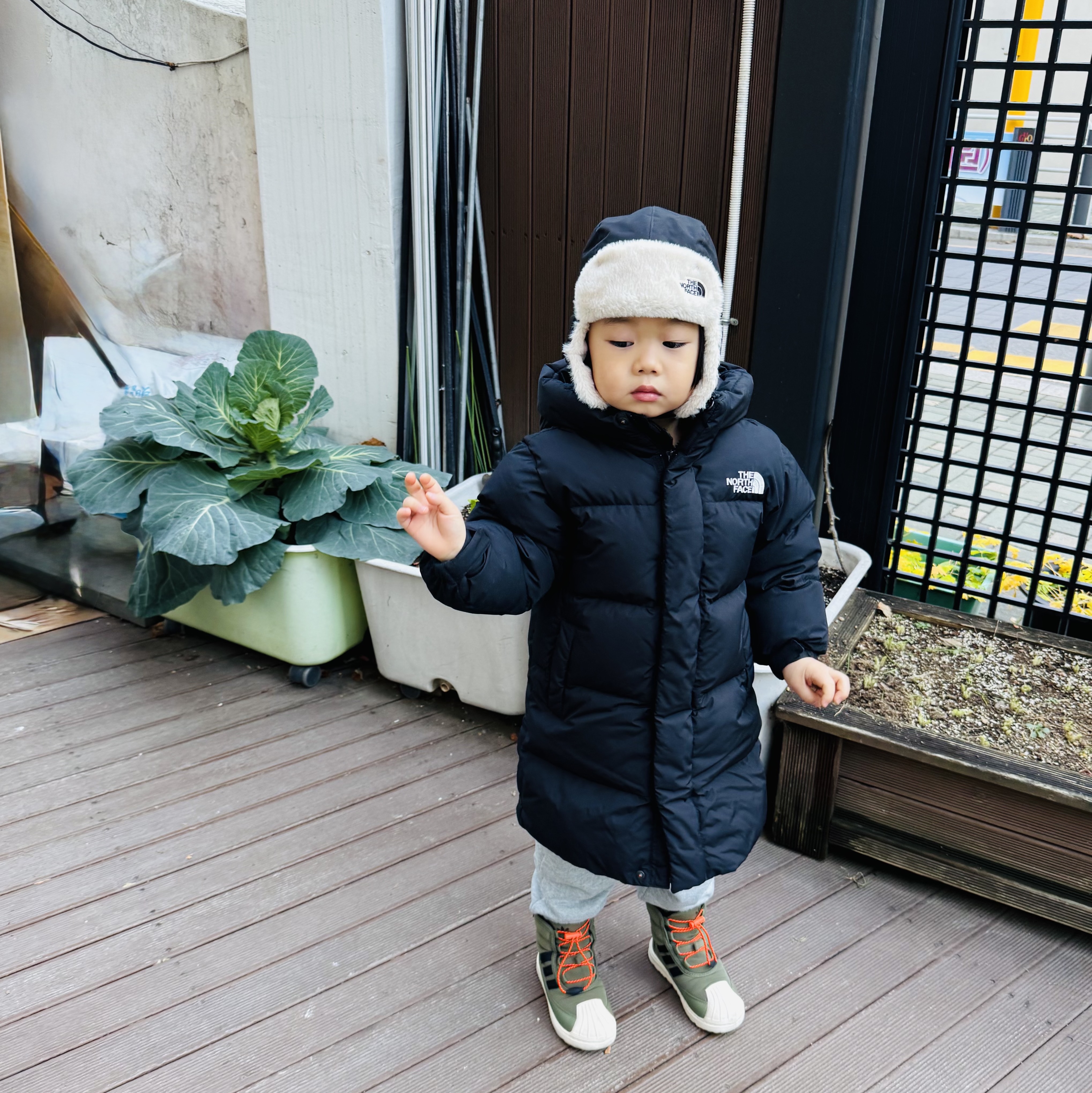 The North Face T-Ball Earmuff Cap Jet Black, (Kids) Uniqlo UT x Kaws x Warhol Sweatshirt A Gray 착용 스타일 - 1