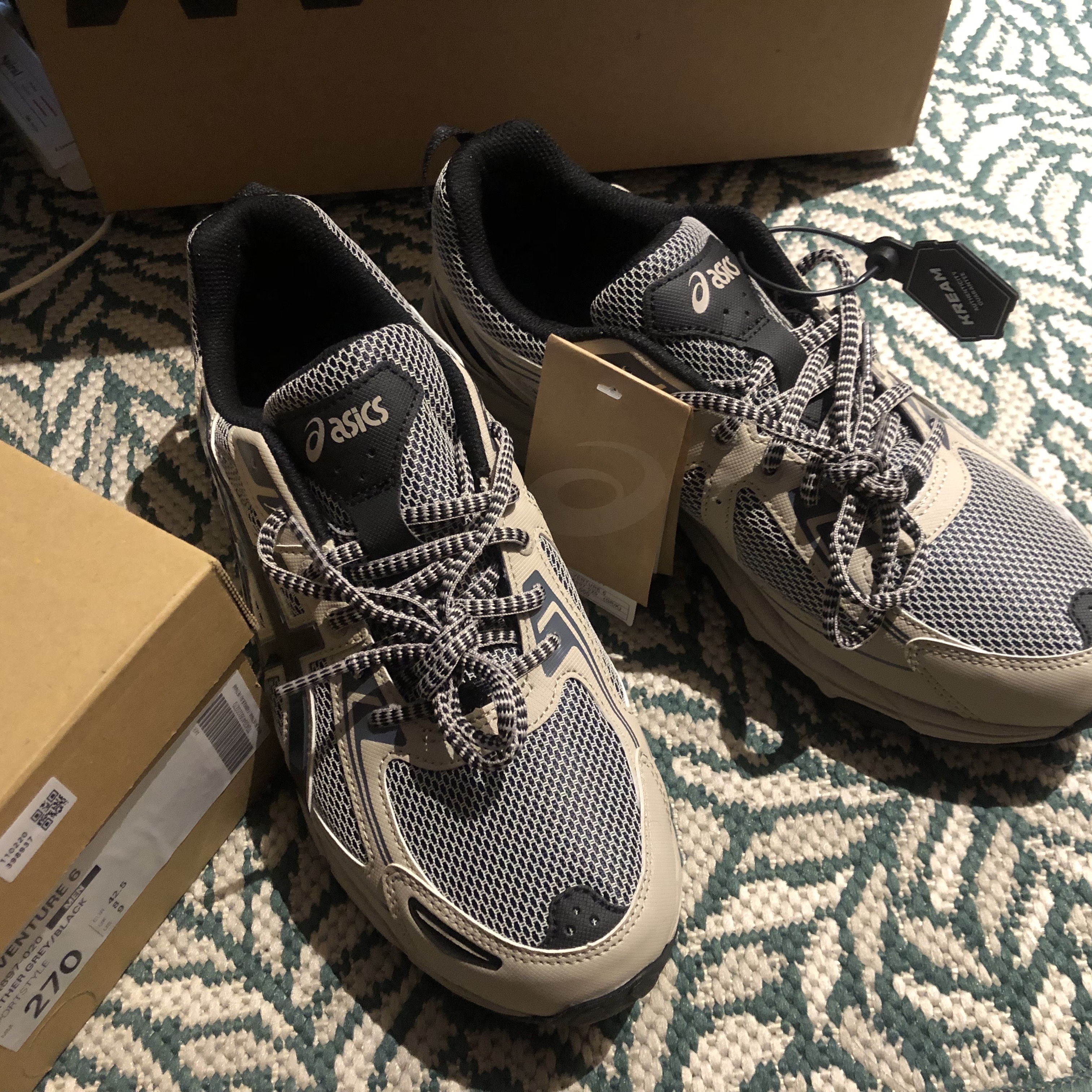 Asics Gel-Venture 6 Feather Grey Black 착용 스타일 - 1