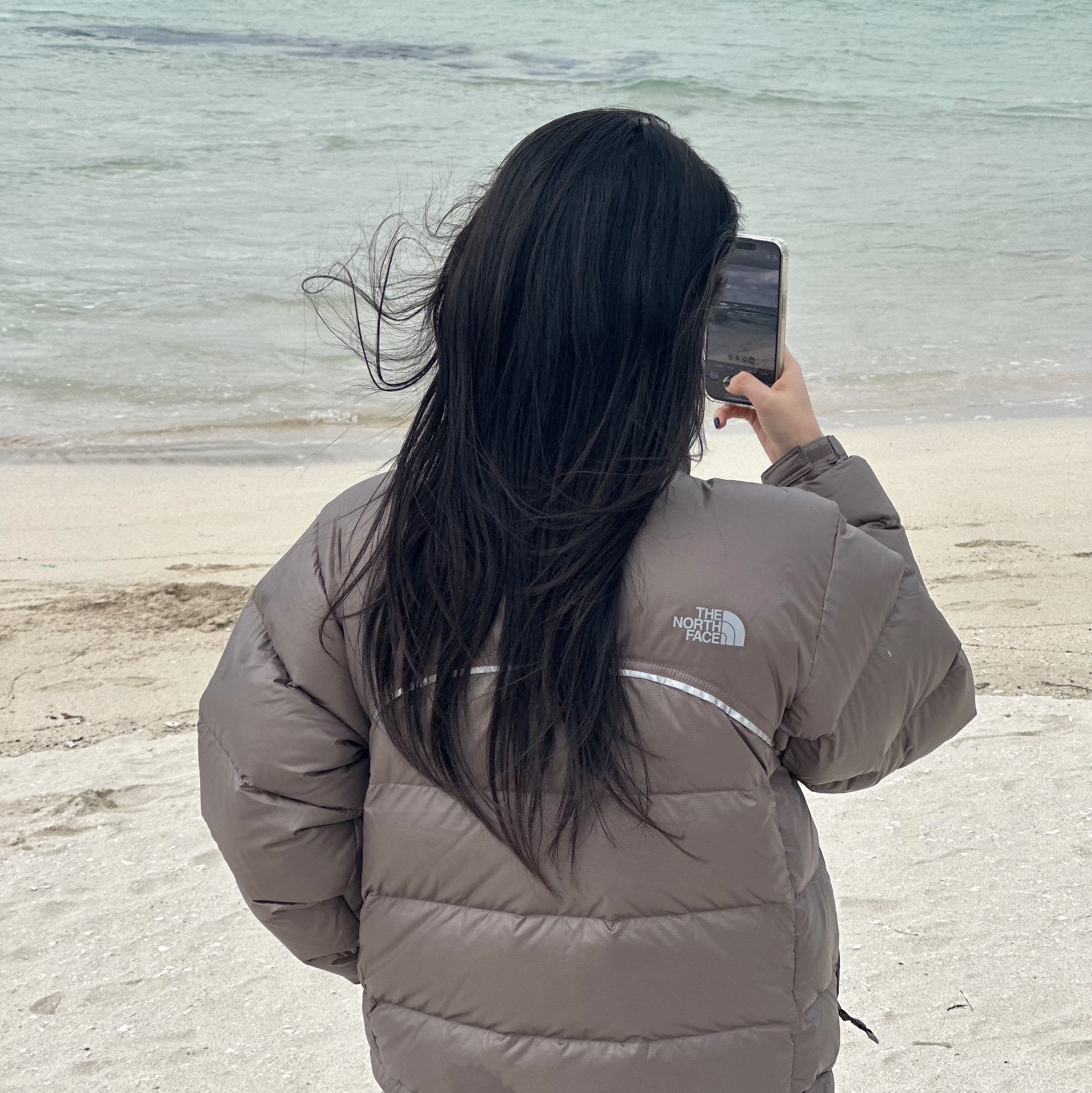 (W) The North Face 2002 Retro Nuptse Jacket Falcon Brown 착용 스타일 - 1
