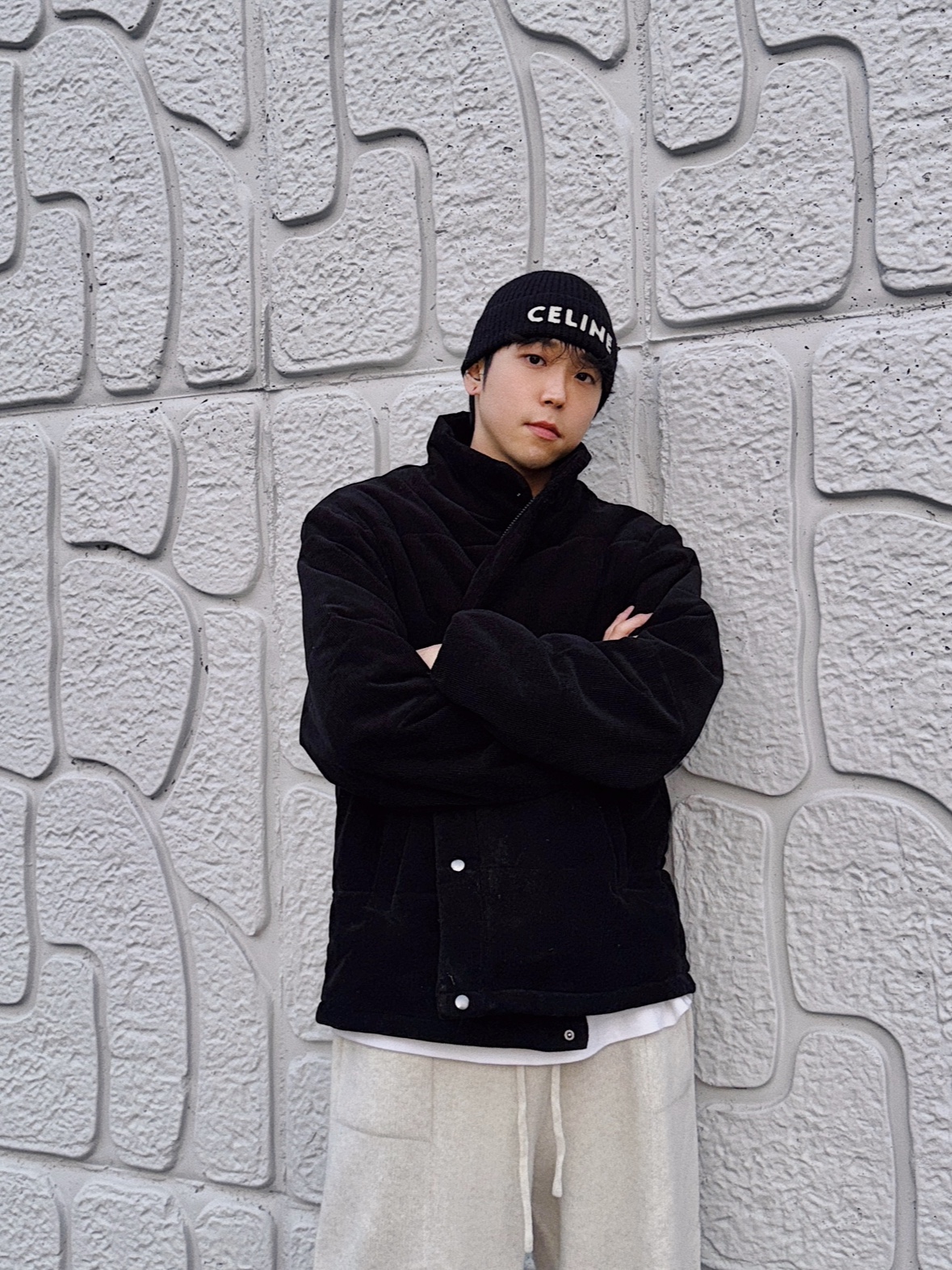 Celine Embroidered RIbbed Wool Beanie Black, Celine Embroidered Knit Wool Beanie Black 착용 스타일 - 4