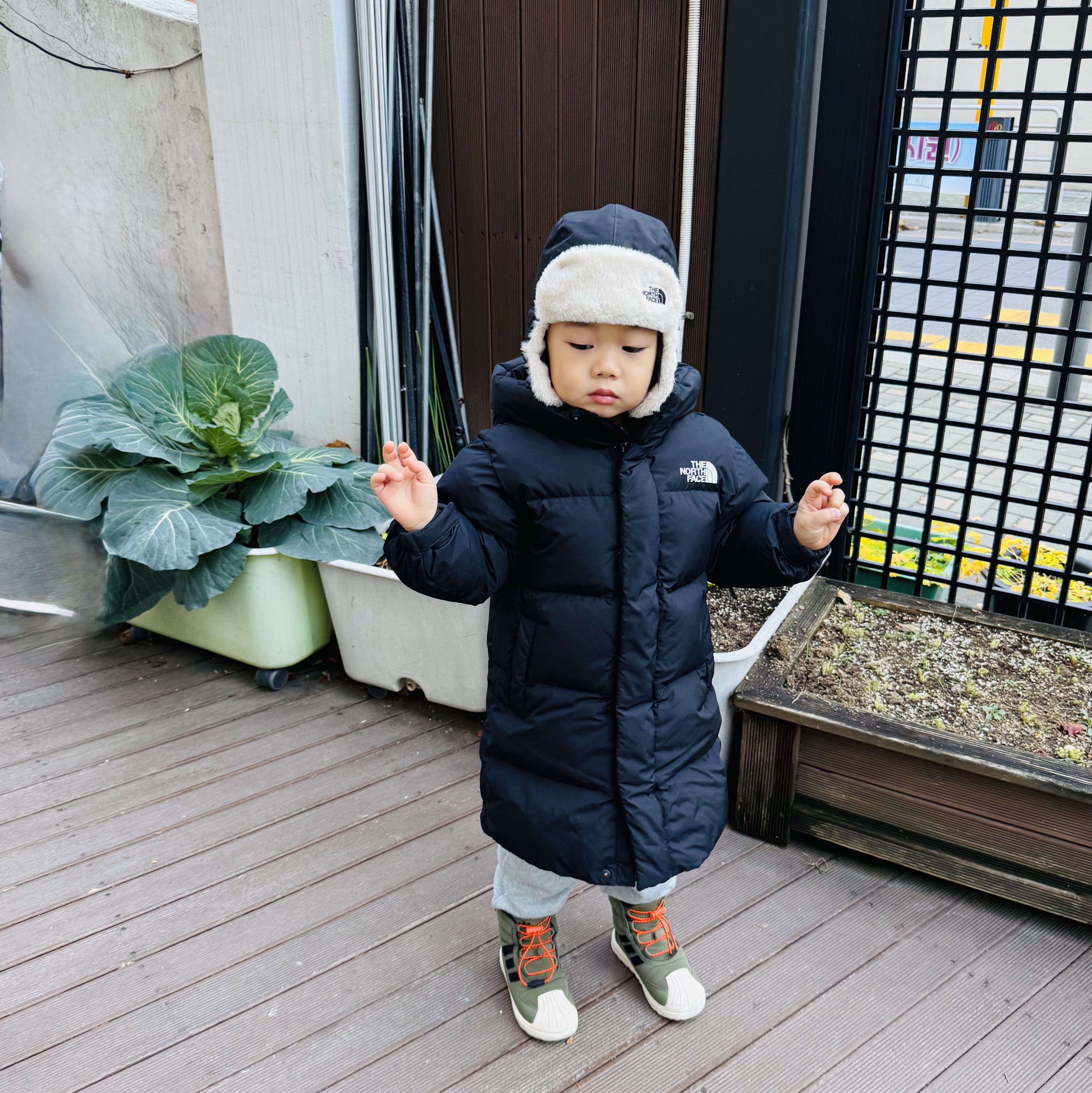 The North Face T-Ball Earmuff Cap Jet Black, (Kids) Uniqlo UT x Kaws x Warhol Sweatshirt A Gray 착용 스타일 - 2