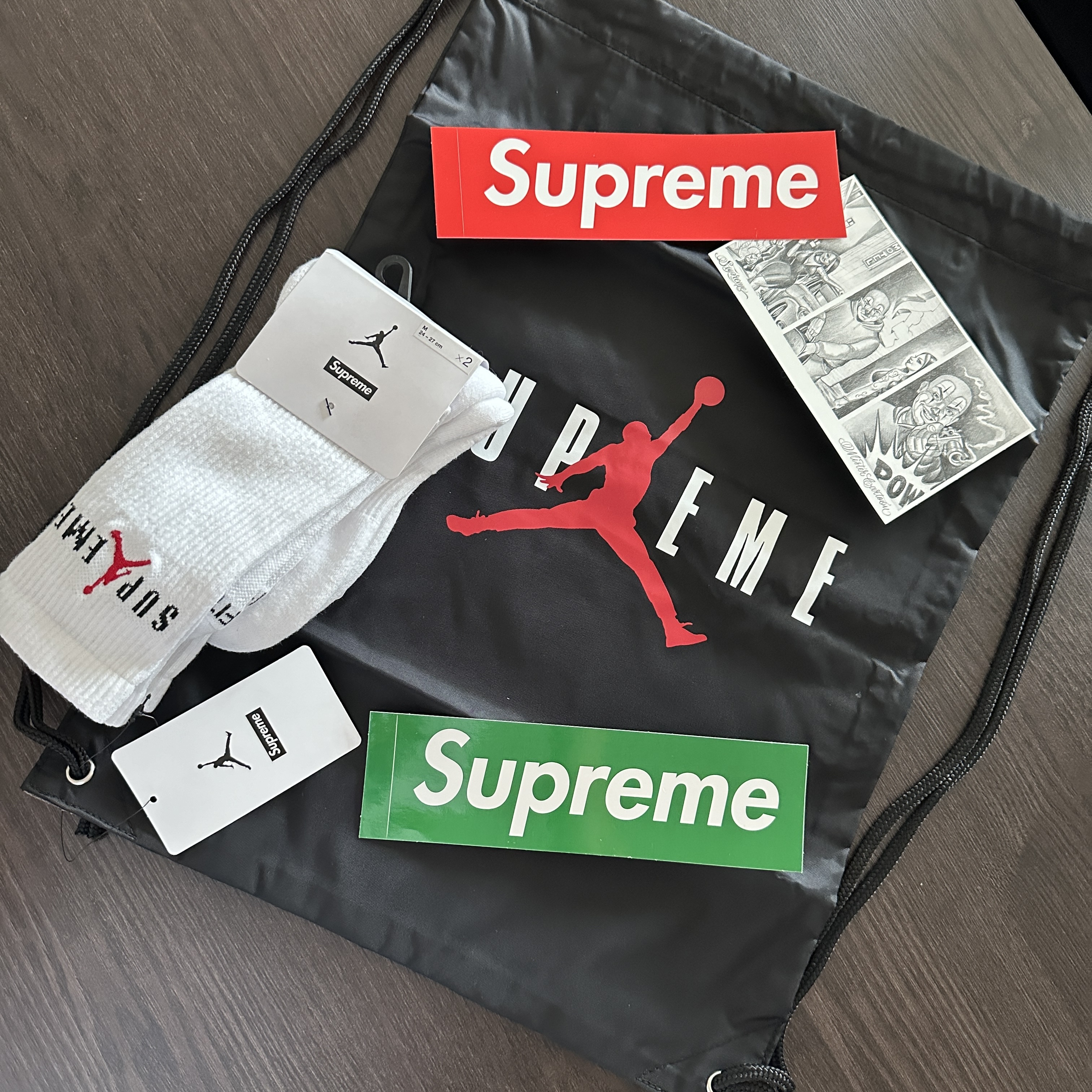 Supreme x Jordan Drawstring Bag Black - 24FW, Supreme x Jordan Crew Socks White (2 Pack) - 24FW 착용 스타일