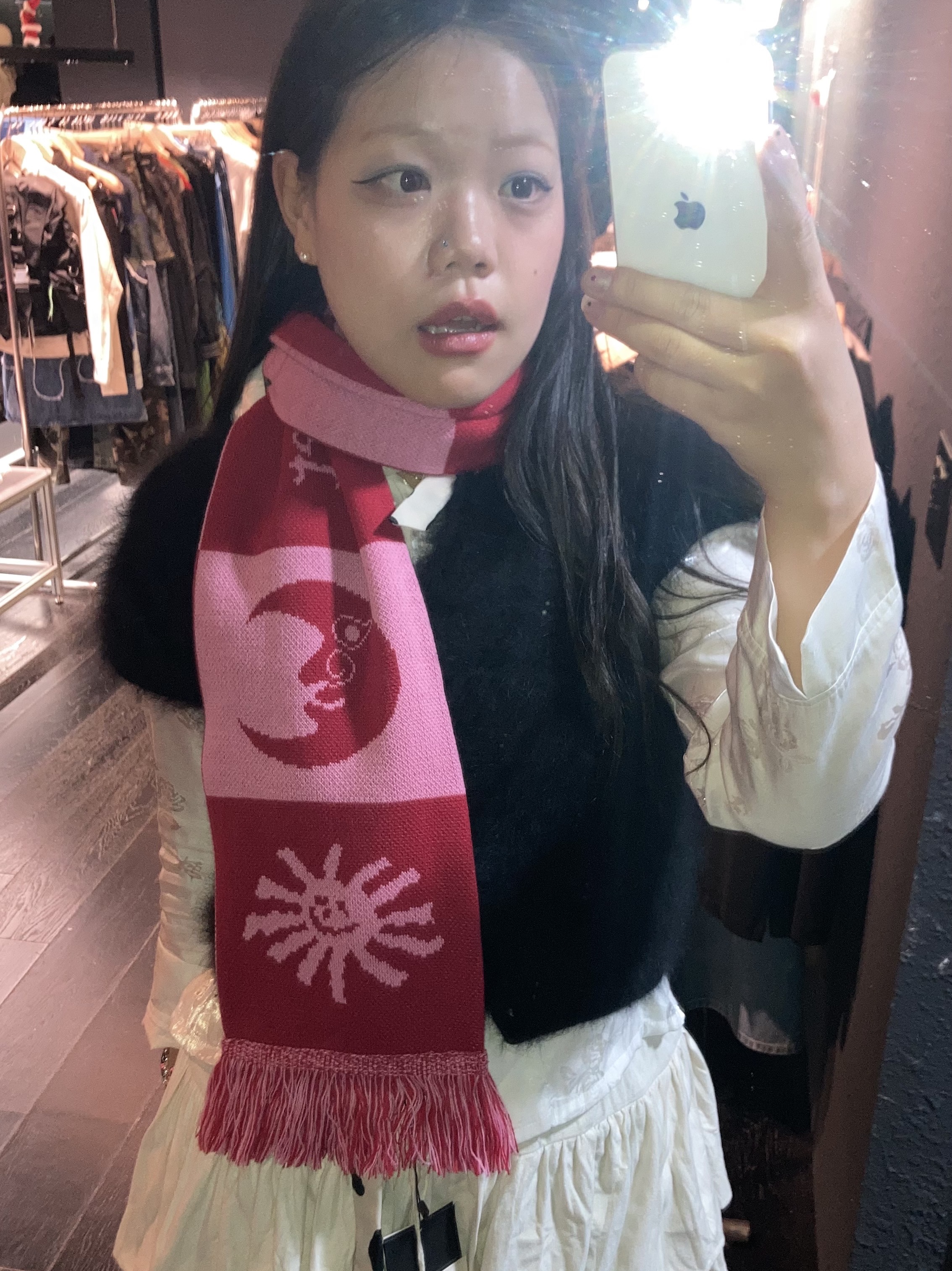HS x Hank Muffler Pink & Red 착용 스타일 - 2