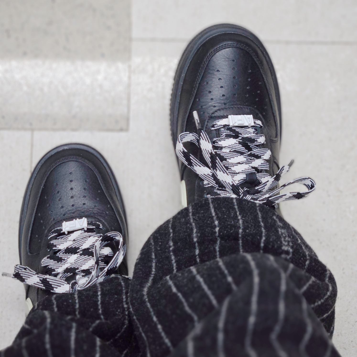 Nike x Ambush Air Force 1 Low SP Black, Jordan 1 x Travis Scott Retro Low OG SP Black Phantom 착용 스타일 - 2