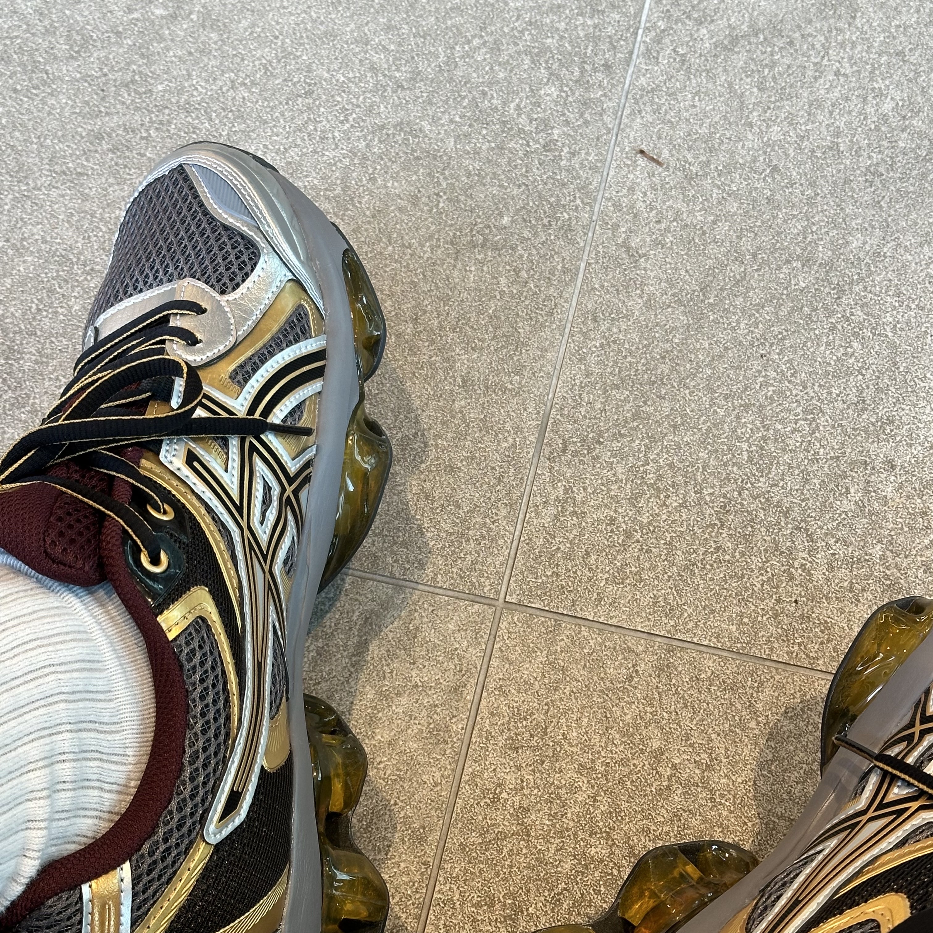 Asics Gel-Quantum Kinetic Carbon Pure Gold 착용 스타일 - 2