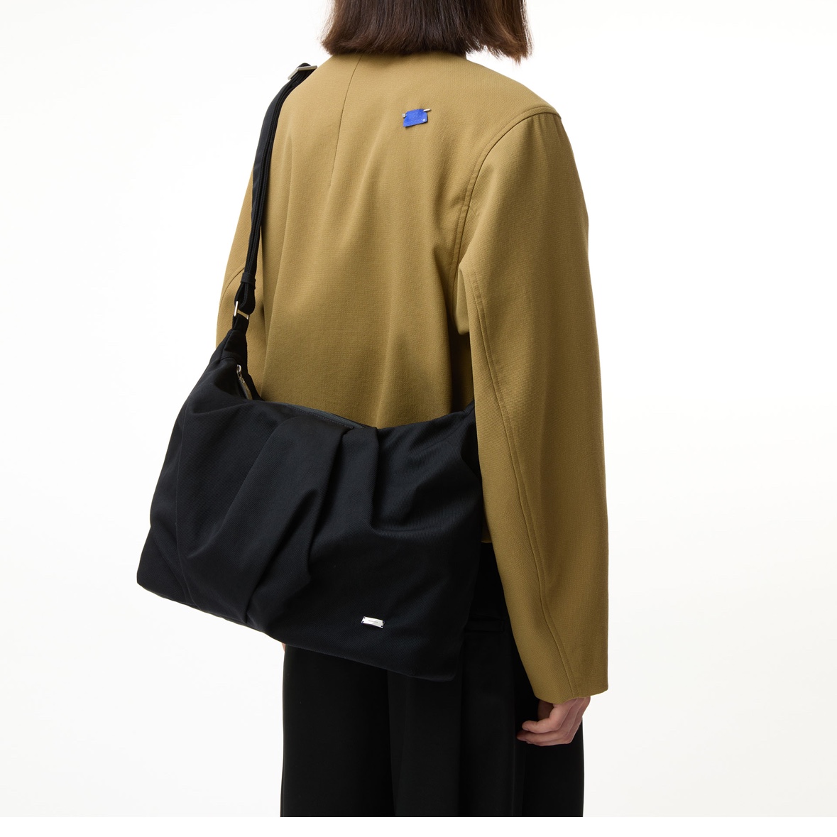 Ader Error Stuck Product 93 Shoulder Bag Noir, Nike NRG Solo Swoosh Fleece Hoodie Black White - Asia 착용 스타일 - 1