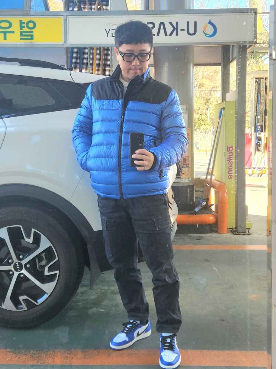 Stone Island 313L1 T.CO+OLD Cargo Pants Black - 22FW, Moncler Silvere Short Down Jacket Royal Blue - 22SS 착용 스타일