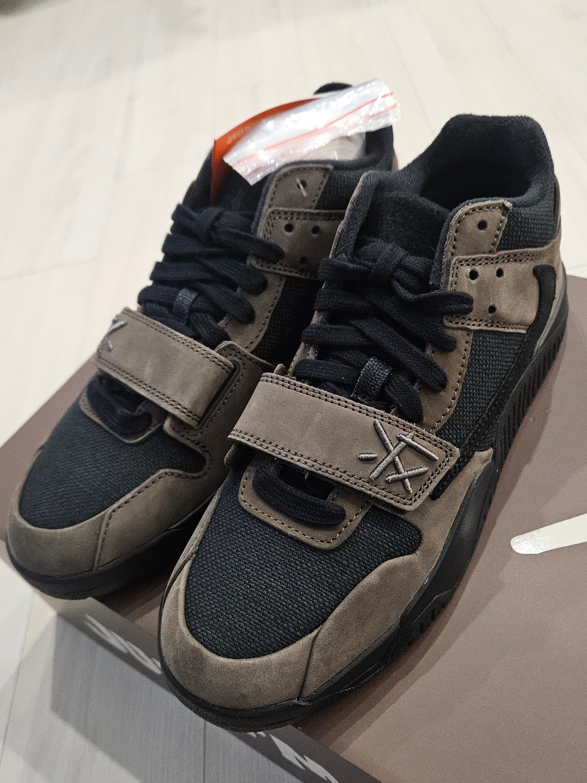 Jordan x Travis Scott Jumpman Jack TR Black and Dark Mocha 착용 스타일
