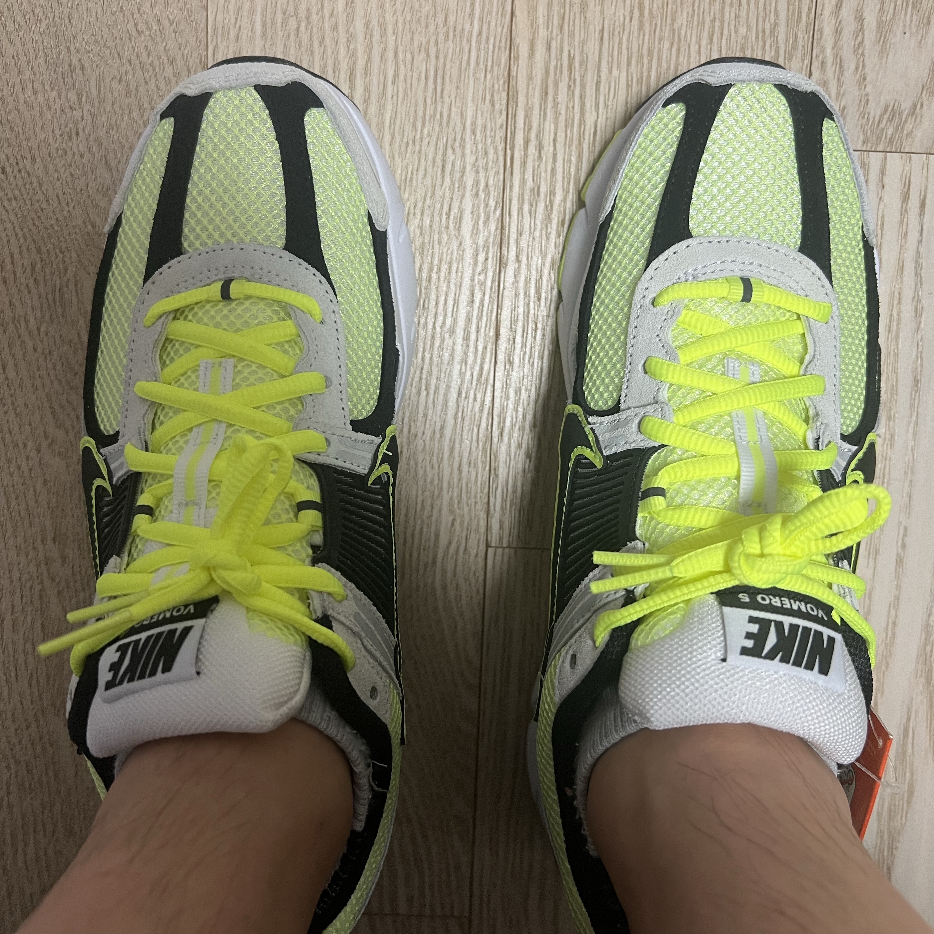 Nike Zoom Vomero 5 Volt Metallic Platinum 착용 스타일 - 3