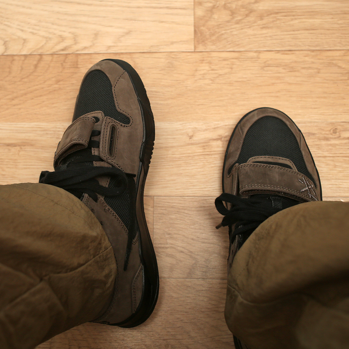 Jordan x Travis Scott Jumpman Jack TR Black and Dark Mocha 착용 스타일 - 9