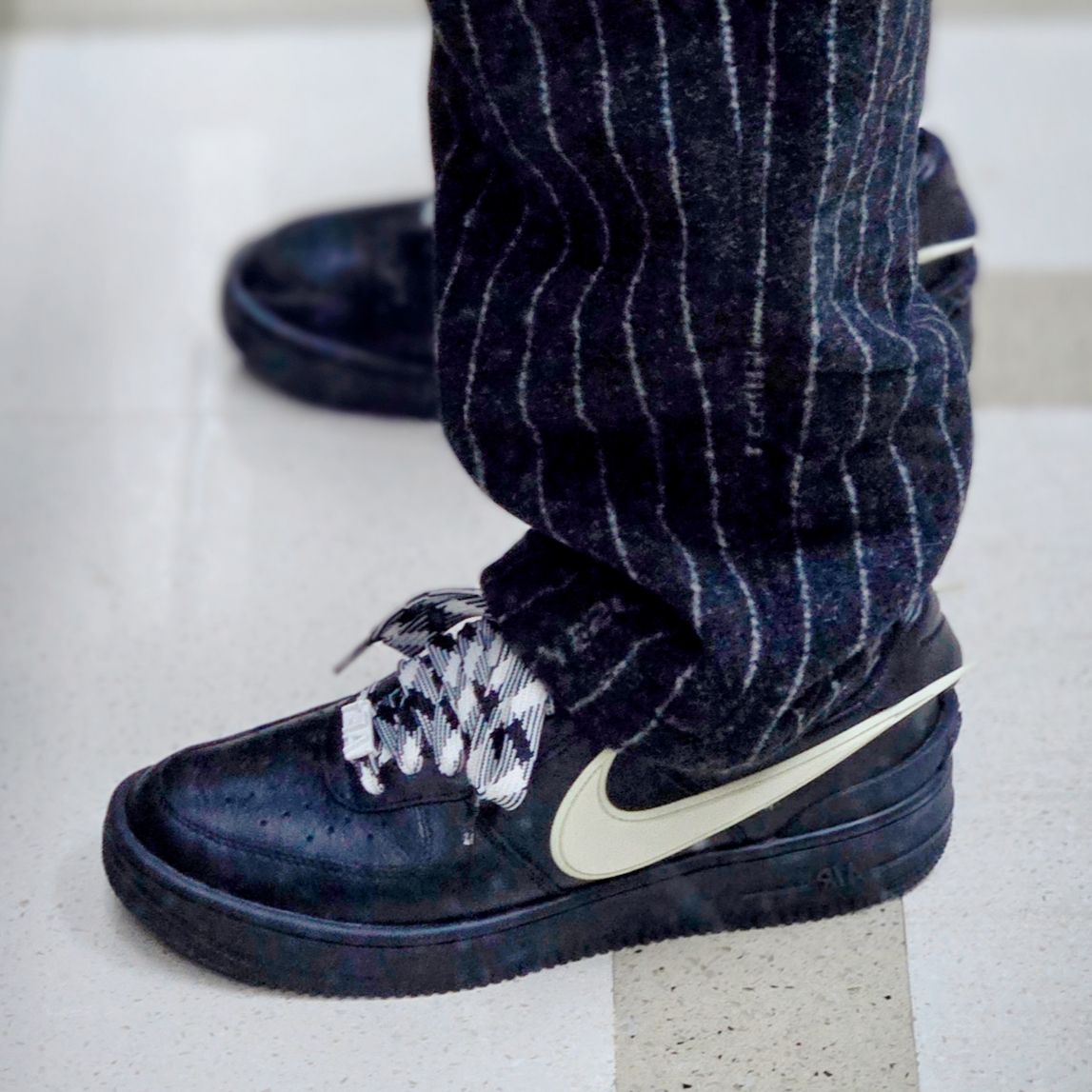 Nike x Ambush Air Force 1 Low SP Black, Jordan 1 x Travis Scott Retro Low OG SP Black Phantom 착용 스타일 - 1
