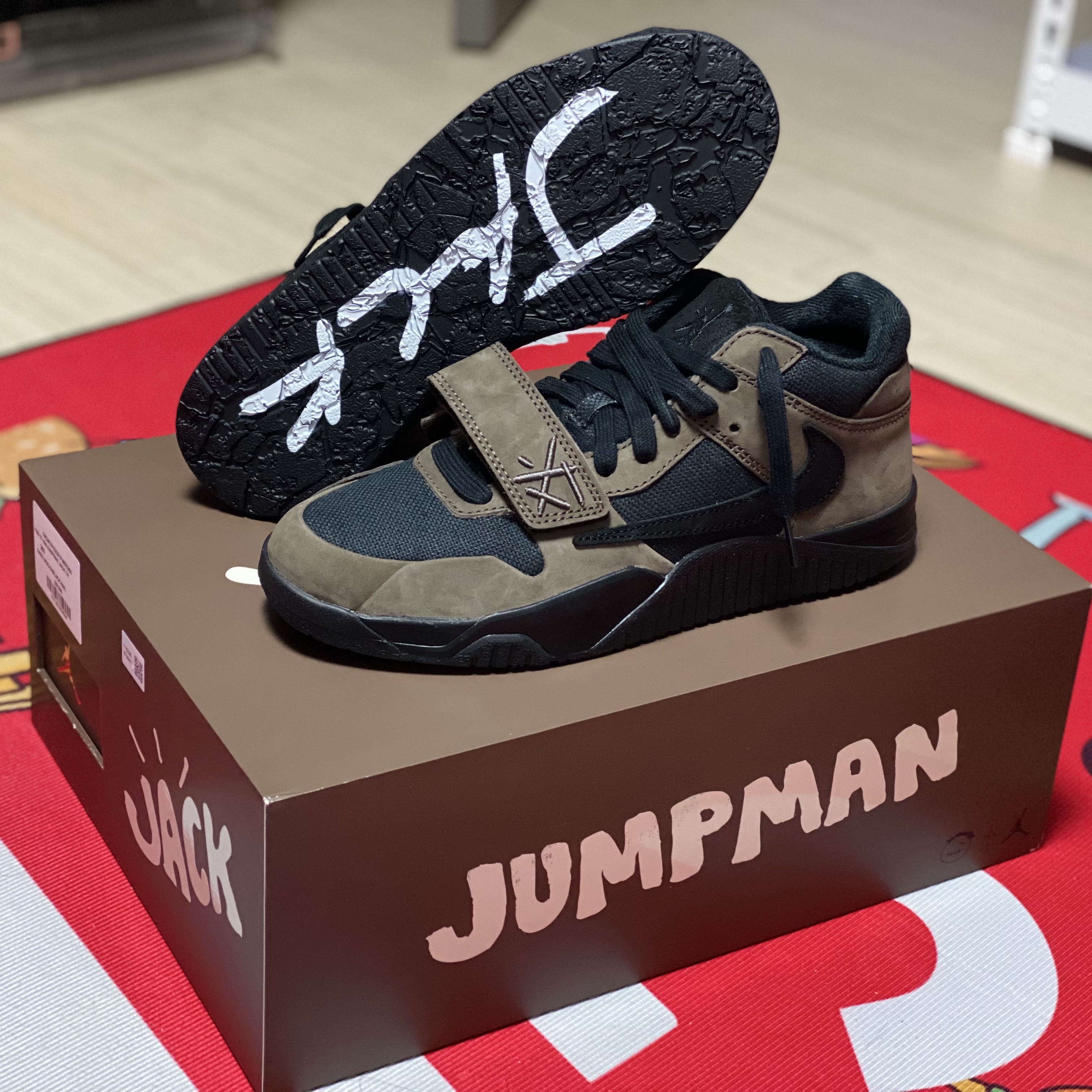 Jordan 1 x Travis Scott Retro Low OG SP Reverse Olive, (W) Jordan 1 x Travis Scott Retro Low OG SP Canary 착용 스타일 - 2