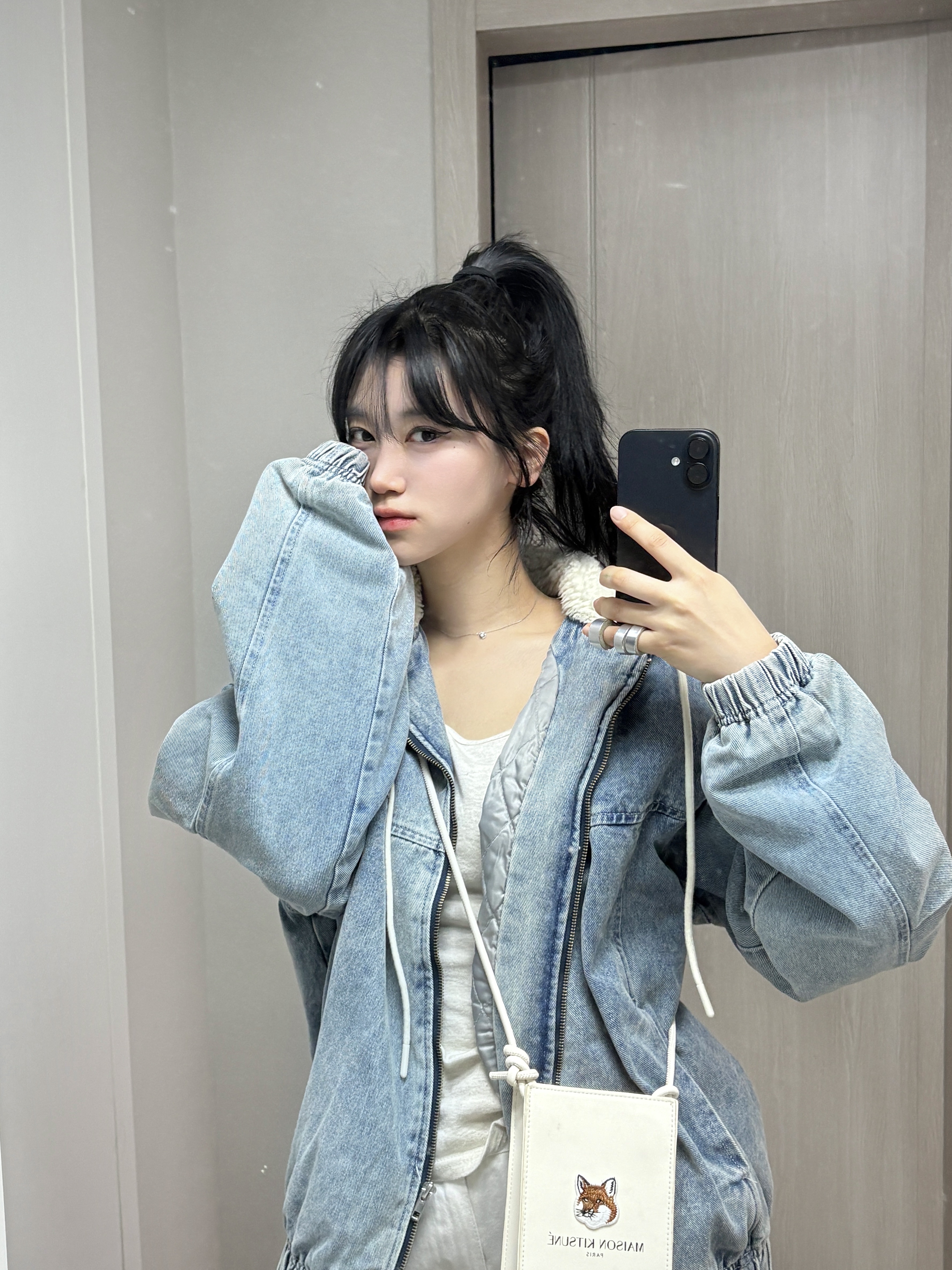 Maison Kitsune x Laneige Crossbody Bag 착용 스타일 - 1