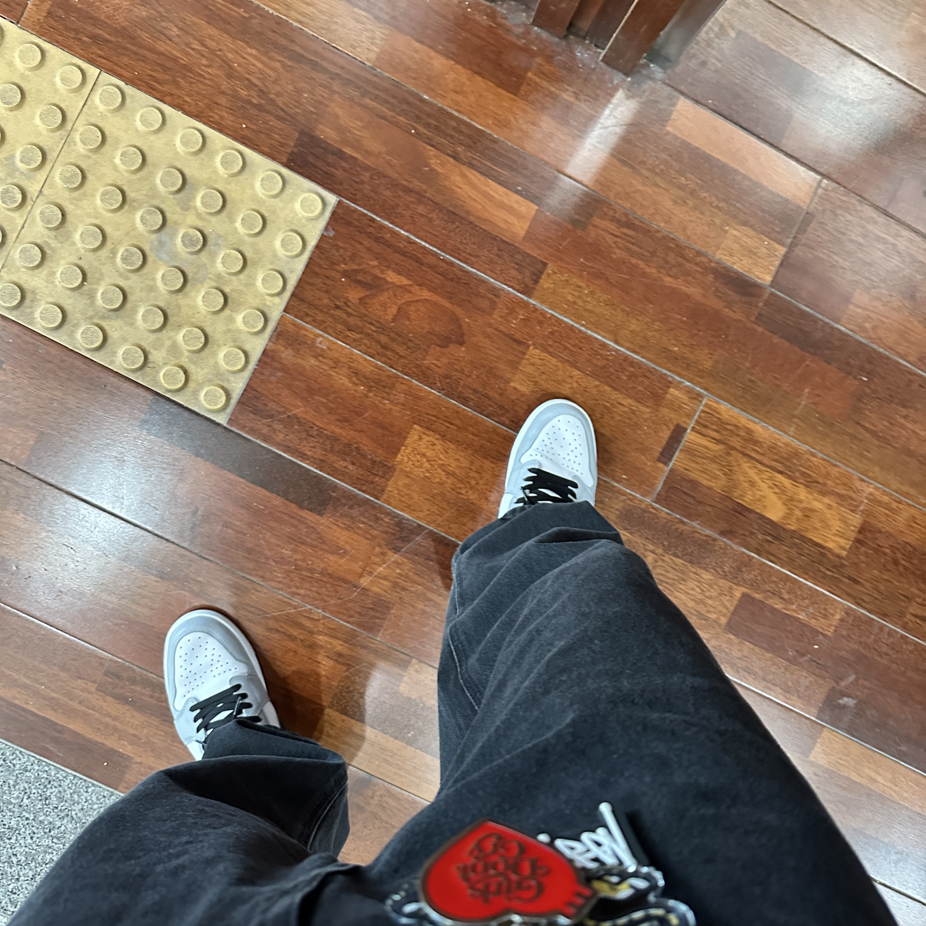 Jordan 1 Retro Low OG Wolf Grey and White, Human Made x Verdy Girls Don't Cry Keyring Red 착용 스타일