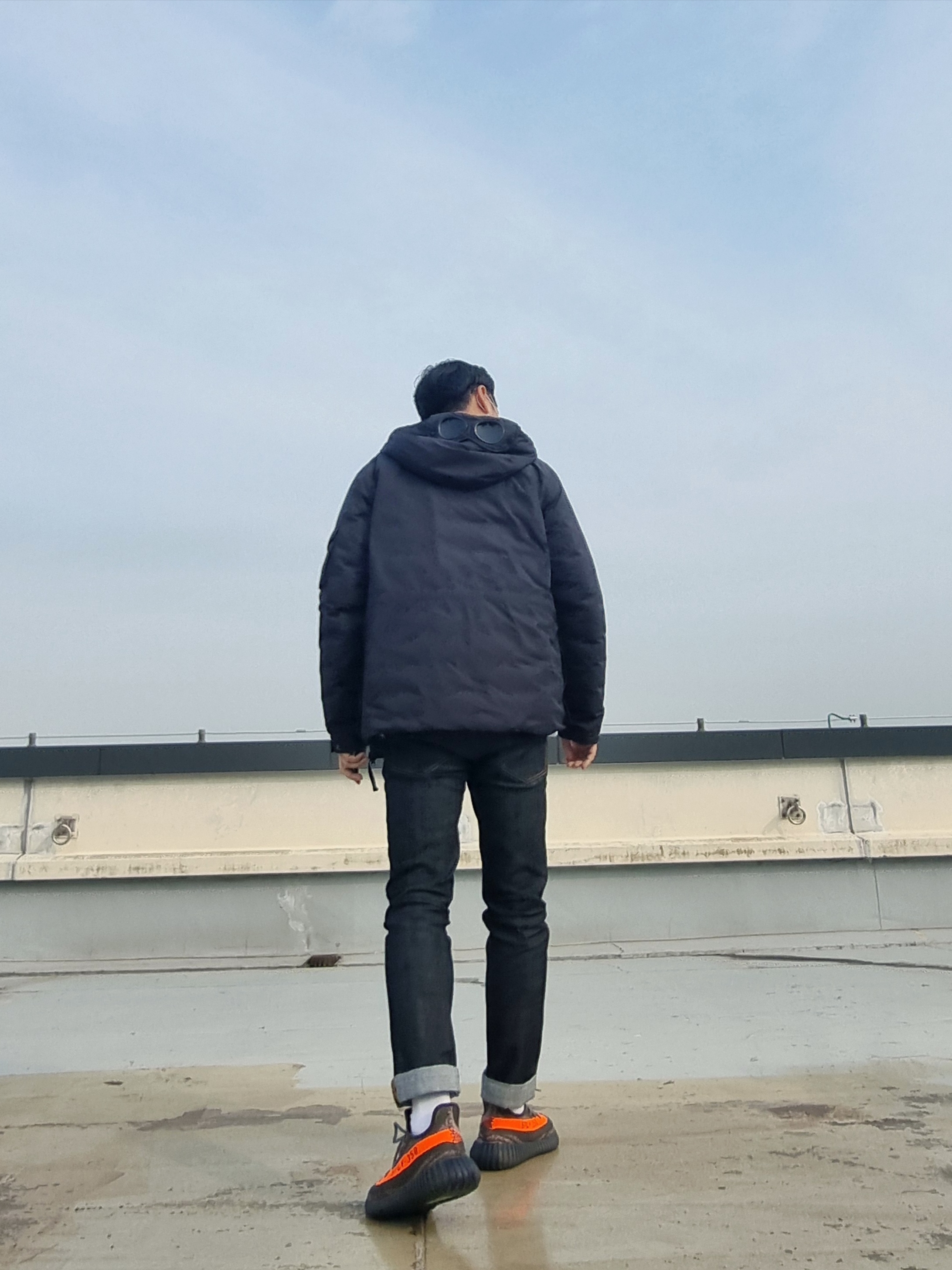Adidas Yeezy Boost 350 V2 Carbon Beluga, Puma x AMI Crewneck Sweatshirt Orange 착용 스타일 - 7