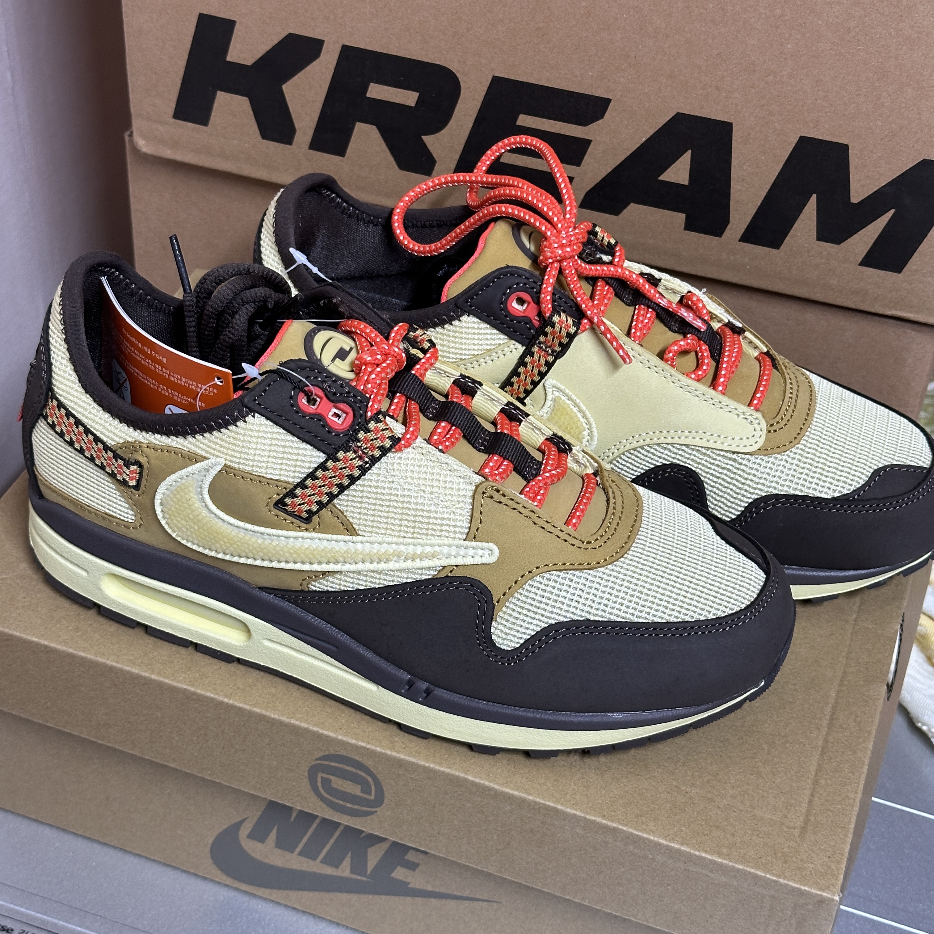Nike x Travis Scott Air Max 1 Cact.us Brown 착용 스타일