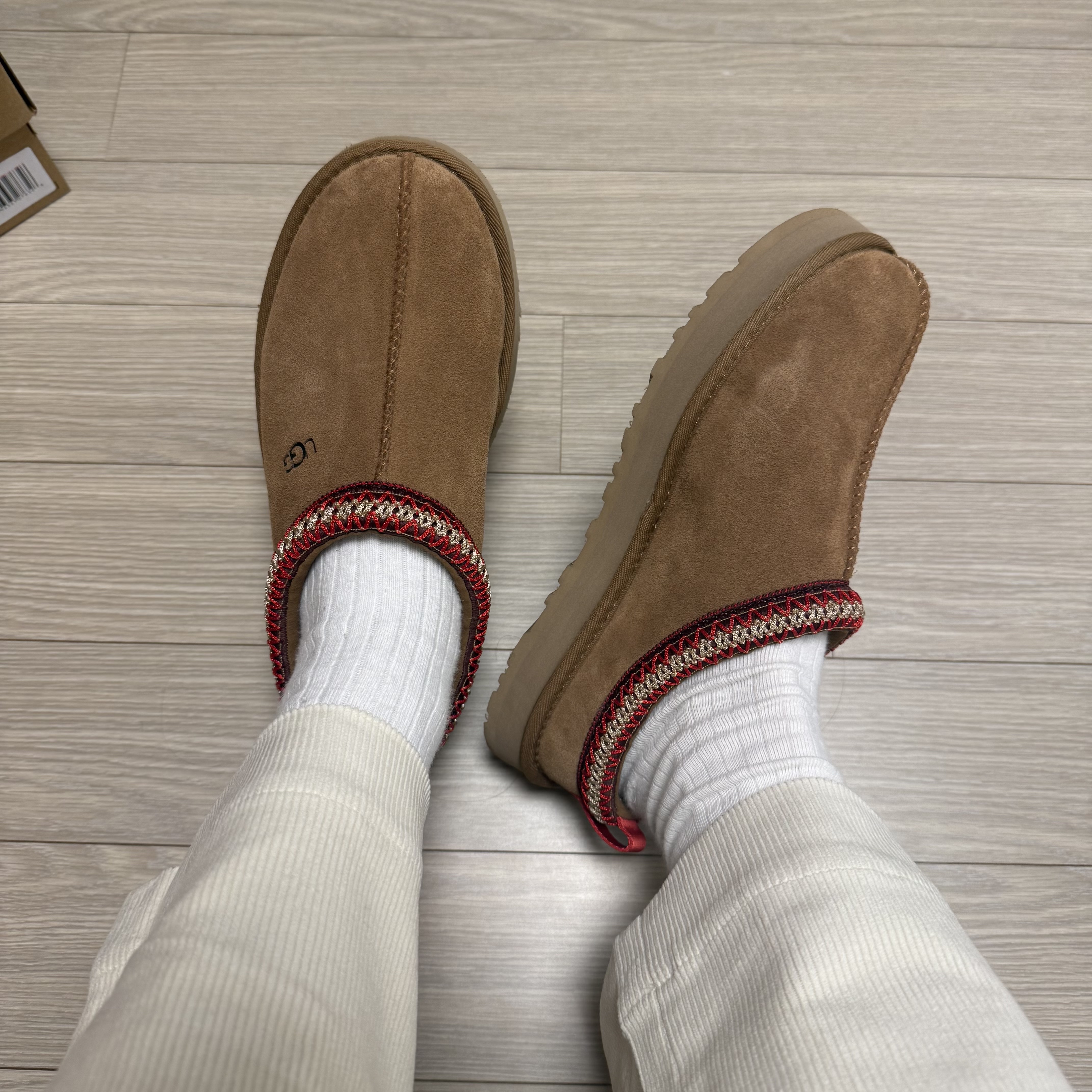 (Kids) UGG Tazz Slipper Chestnut, (W) UGG Tazz Slipper Black 착용 스타일 - 2