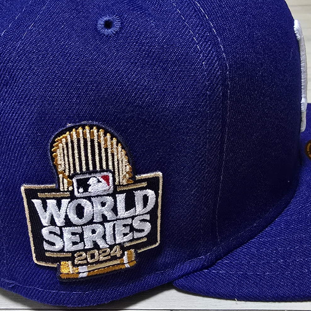 New Era 59Fifty MLB Seoul Series LA Dodgers Dark Royal 착용 스타일 - 3