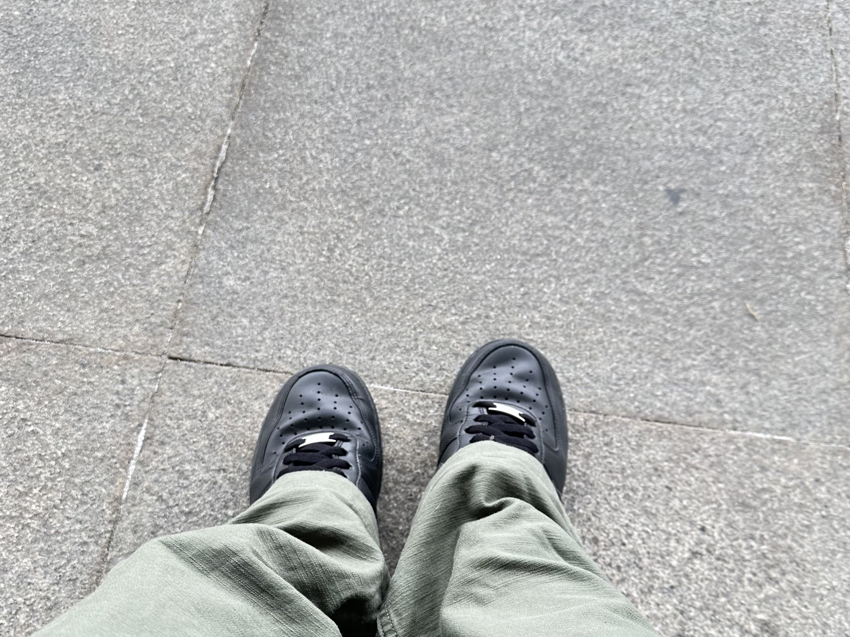 Nike Air Force 1 '07 Low Triple Black 착용 스타일