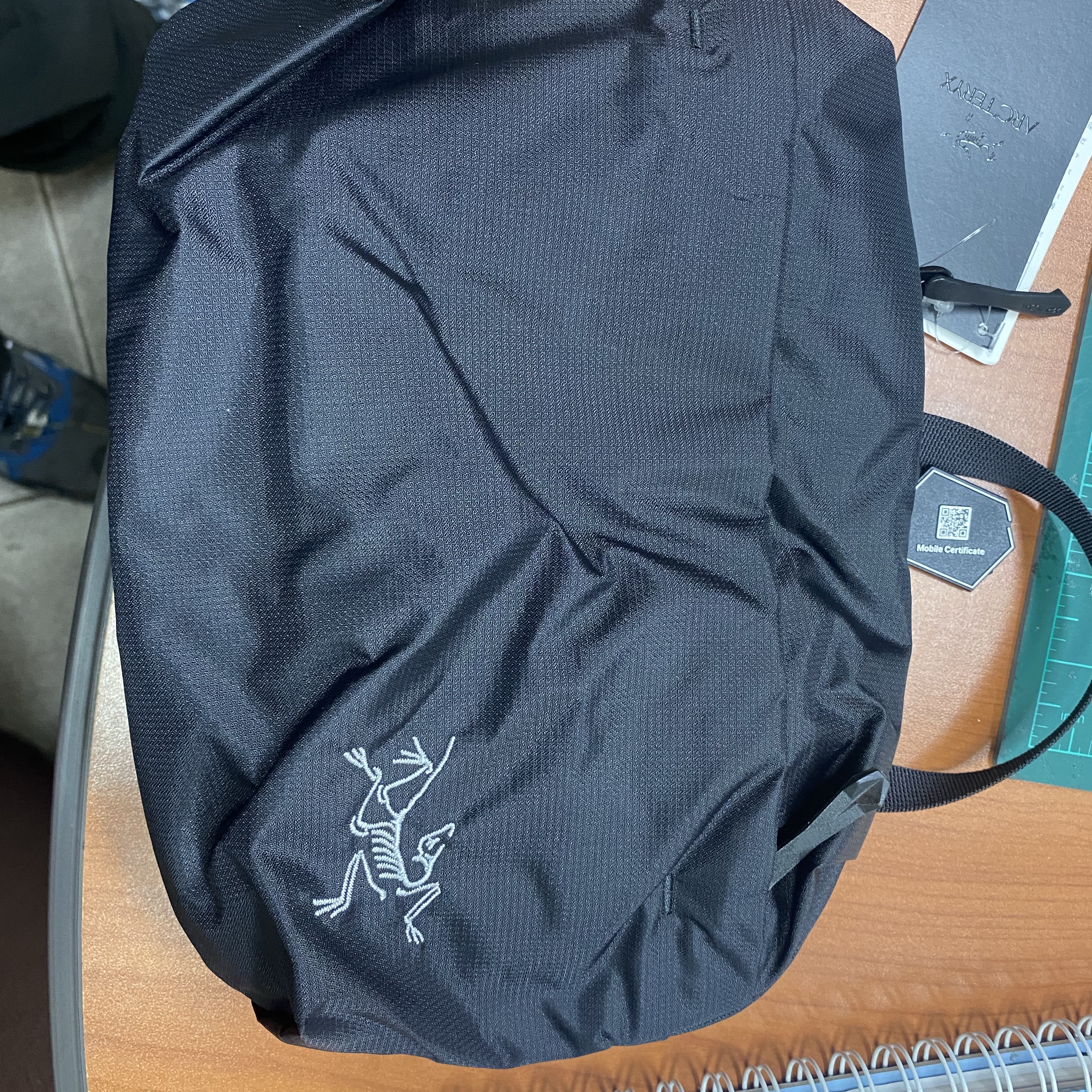 Arc'teryx Heliad 6 Crossbody Bag Black, Arc'teryx Mantis 26 Backpack Black 착용 스타일 - 1