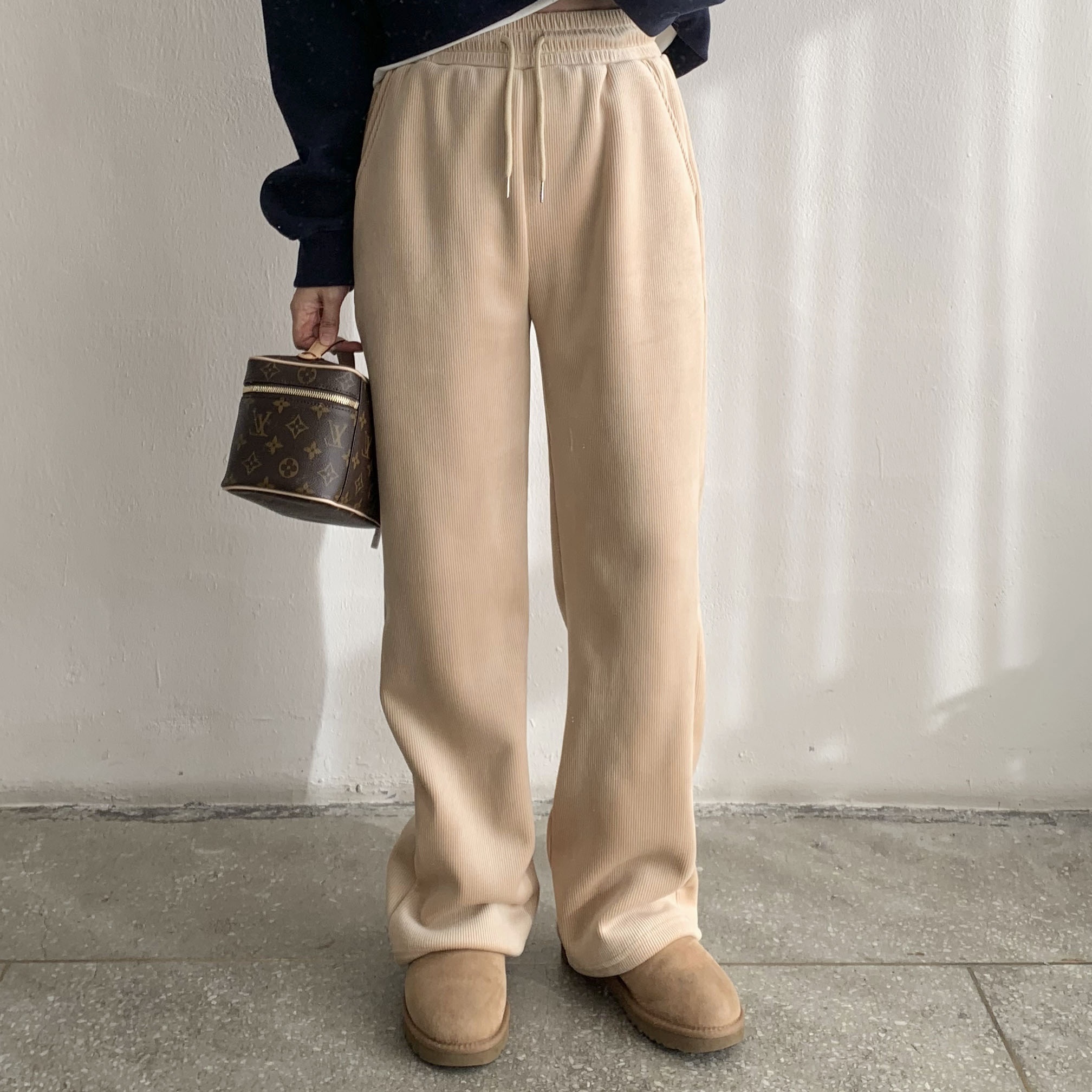 Louis Vuitton Nice Mini Toiletry Pouch Monogram, (W) UGG Classic Mini II Boots Chestnut 착용 스타일 - 3