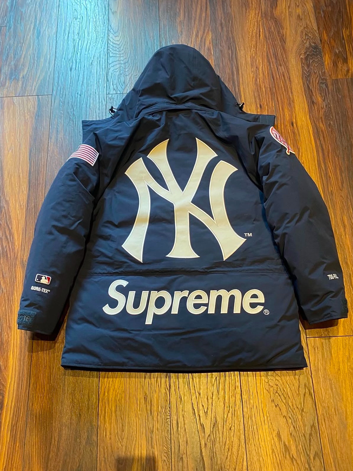 Supreme x New York Yankees Gore-Tex 700-Fill Down Jacket Navy - 21FW 착용 스타일 - 1