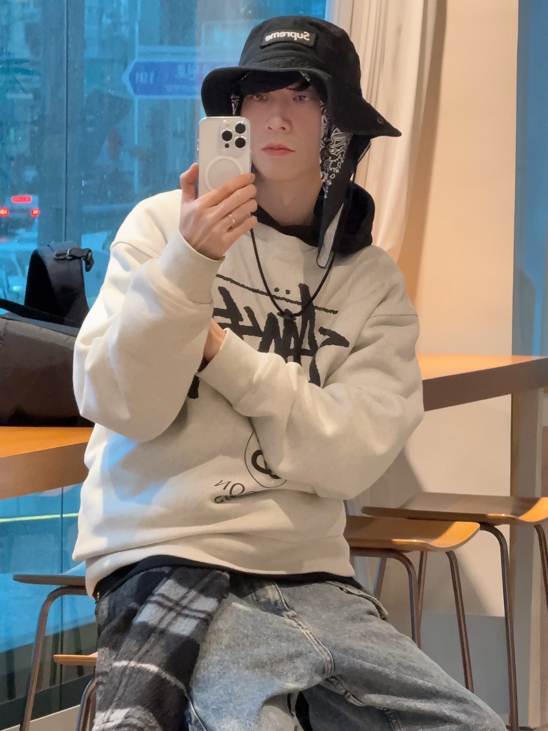 Stussy World Tour Crew Ash Heather 2022, IAB Studio Hoodie Black 착용 스타일 - 2