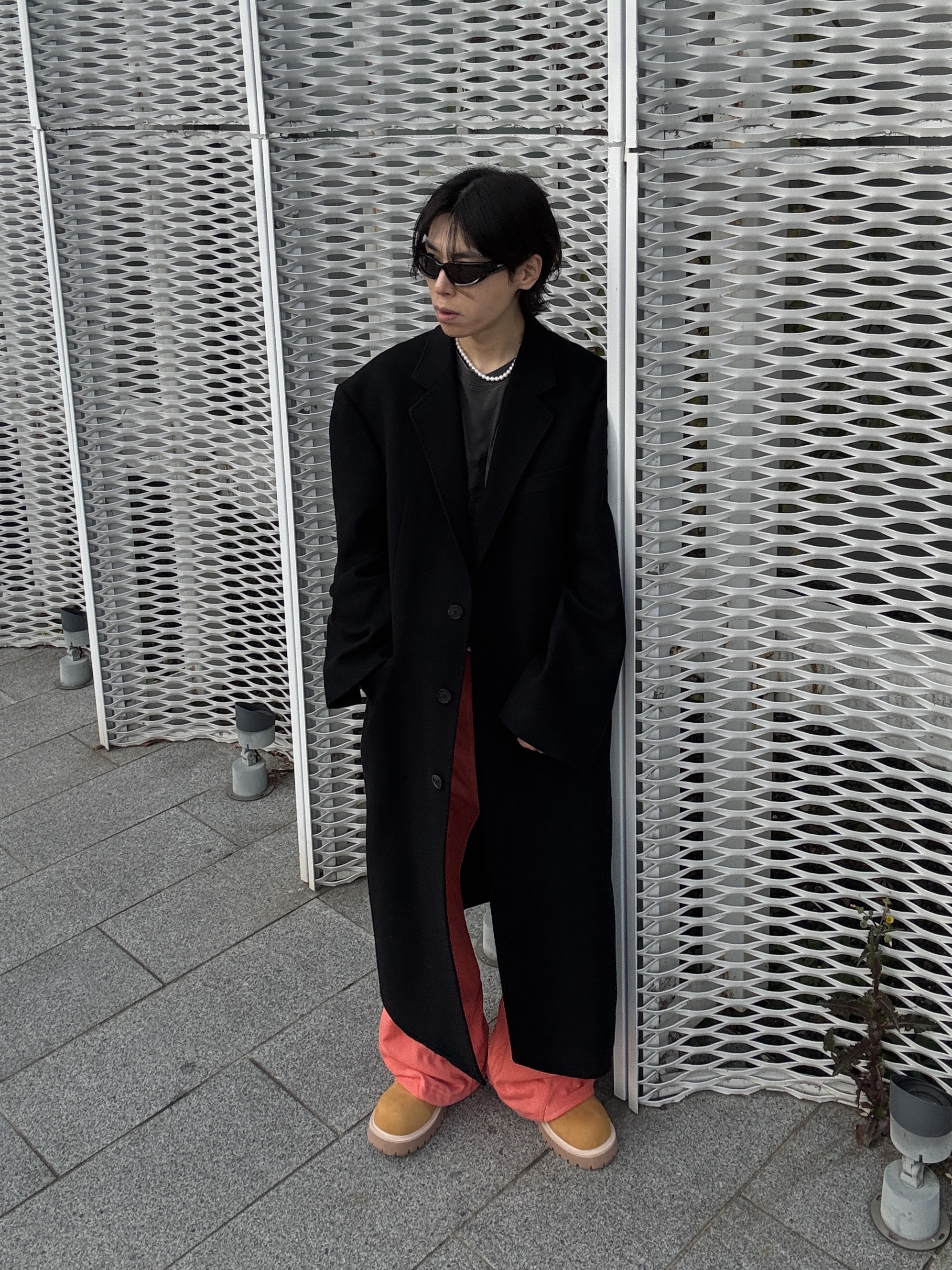 Balenciaga Swift Oval Sunglasses Black 착용 스타일 - 2