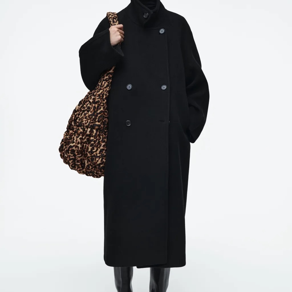 COS Quilted Micro Bag Leopard, COS Oversized Quilted Crossbody Bag Leopard 착용 스타일 - 3