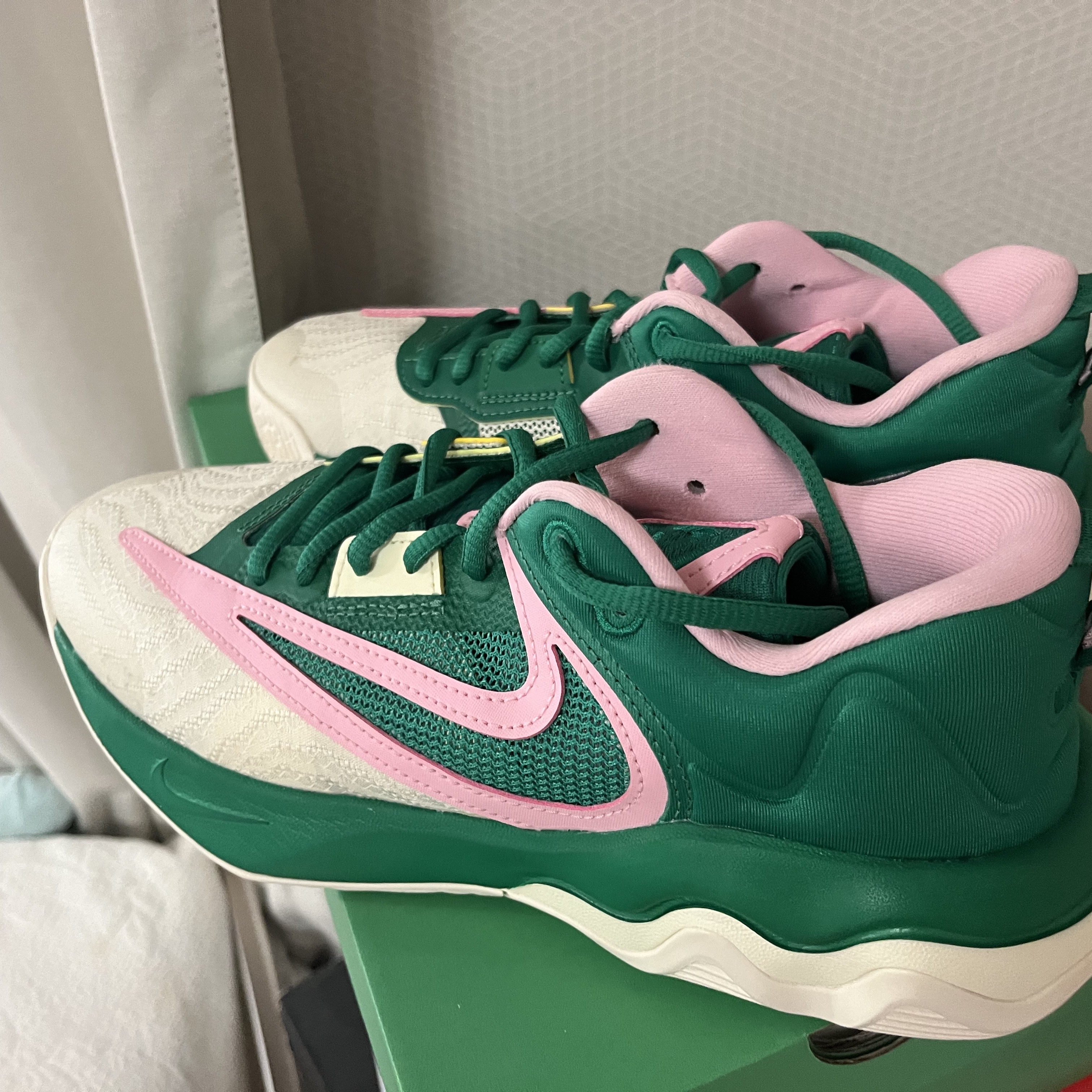 Nike Giannis Immortality 3 EP Malachite Medium Soft Pink 착용 스타일 - 2